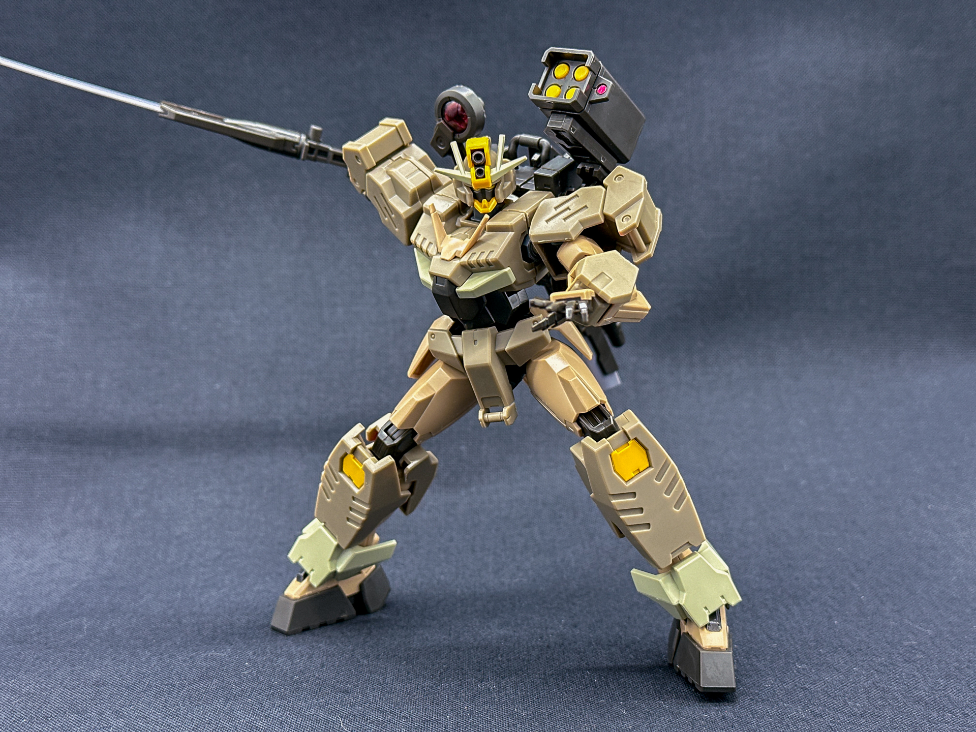 コマンドソードを構えてみました。刀身が長いのでソードを大きく振るポーズが似合います。