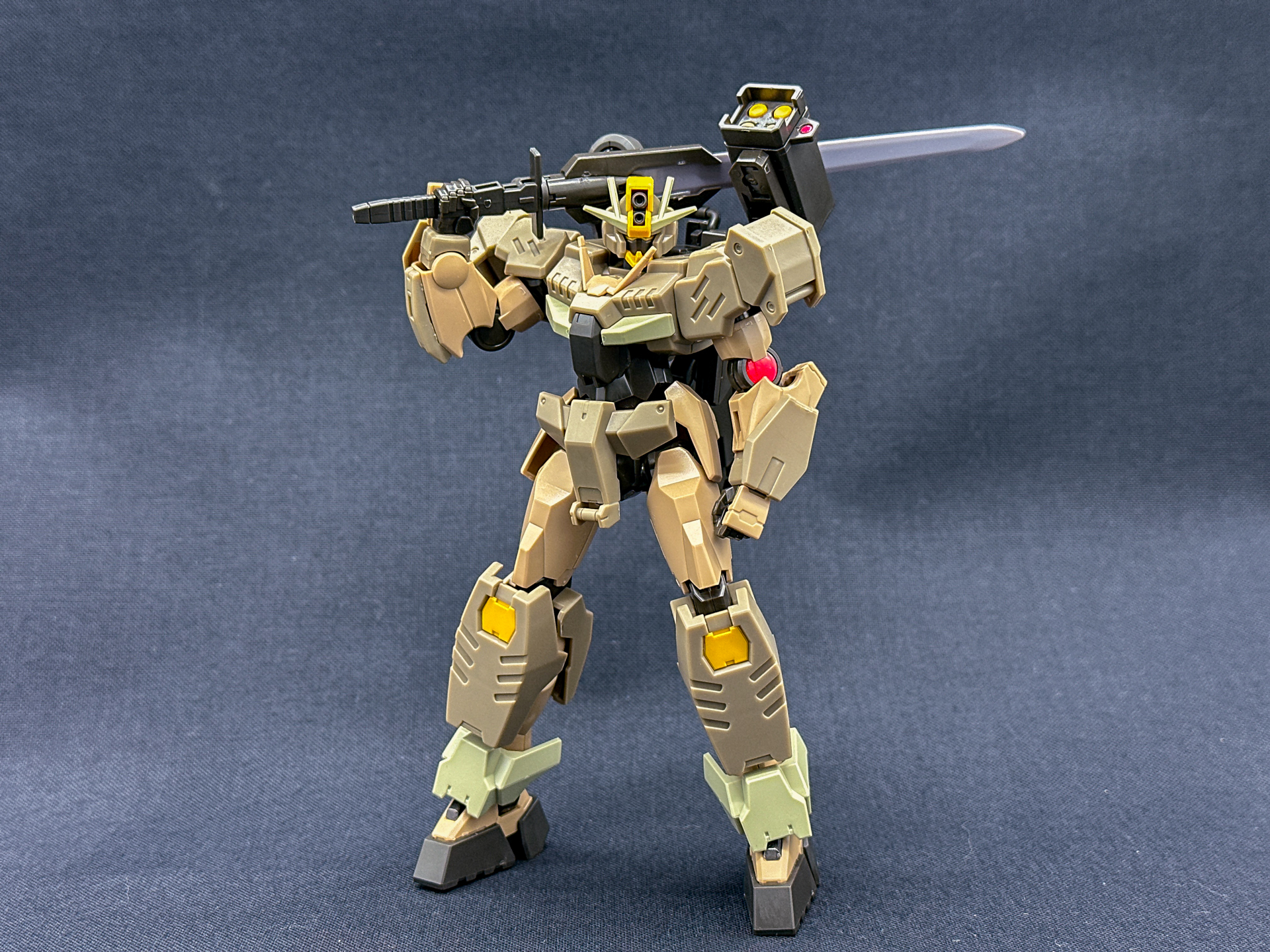 コマンドソードを担いでみました。手首部分のスイングでコマンドソードを肩に担ぐことが可能です。