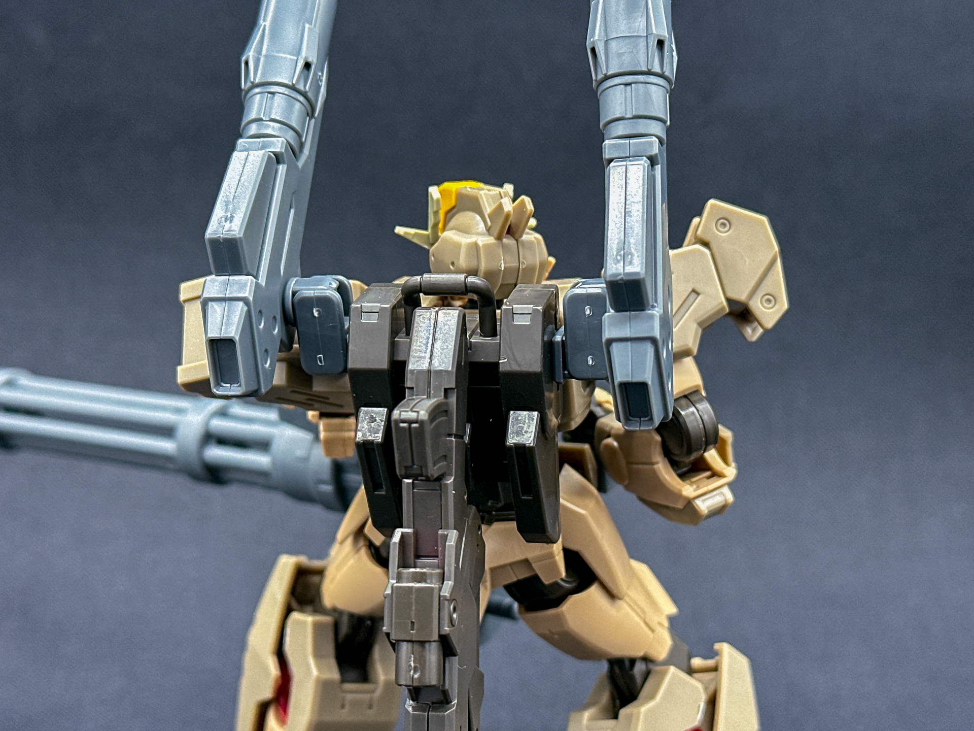 バックパックの接続ジョイントは共通の3mm軸なのでパーツ加工を行なうことなくオプションパーツが取り付け可能です。