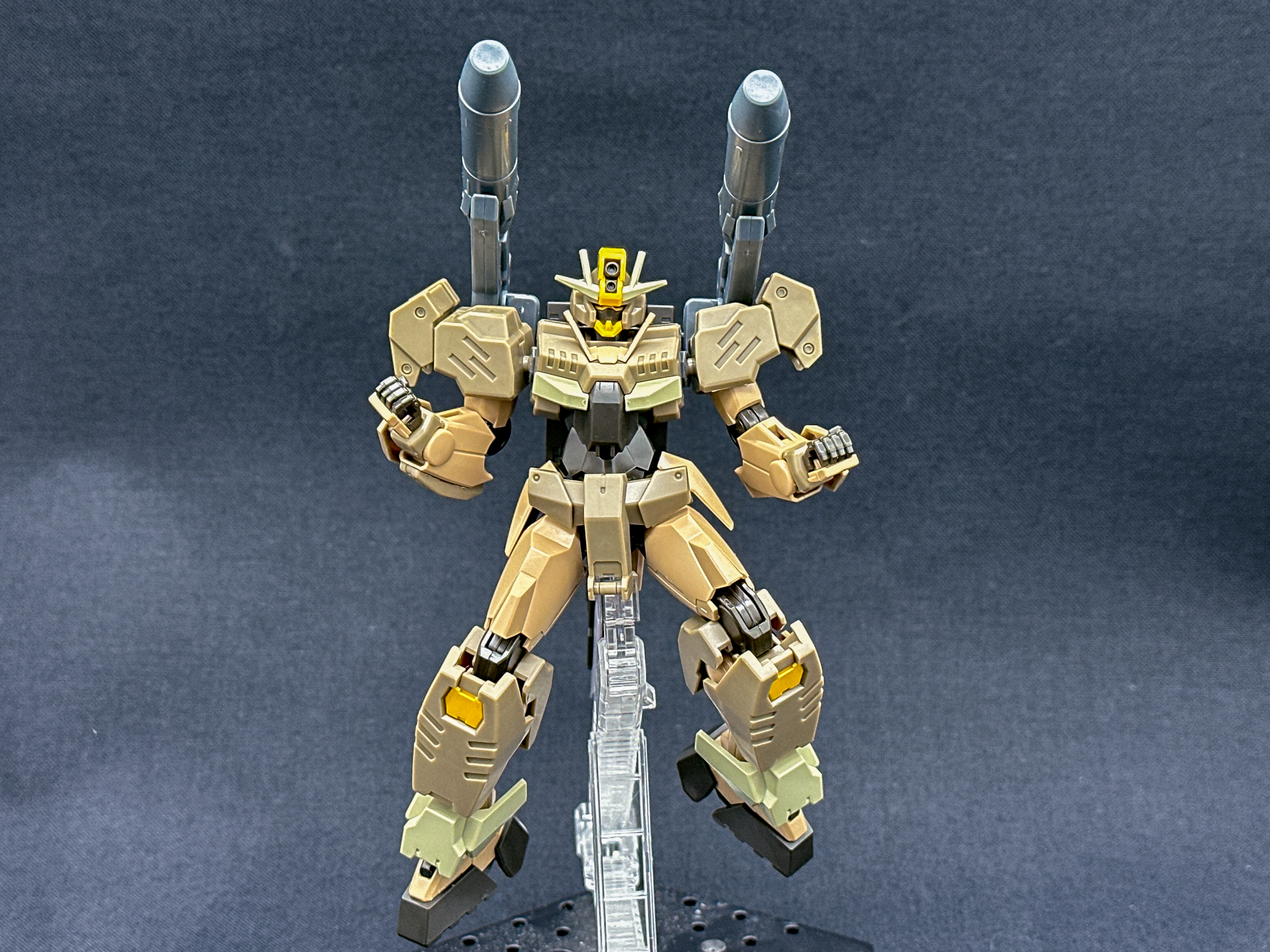 増設したミサイルの発射姿勢。股関節部にアクションベースの接続孔があるので無加工で使用可能です。