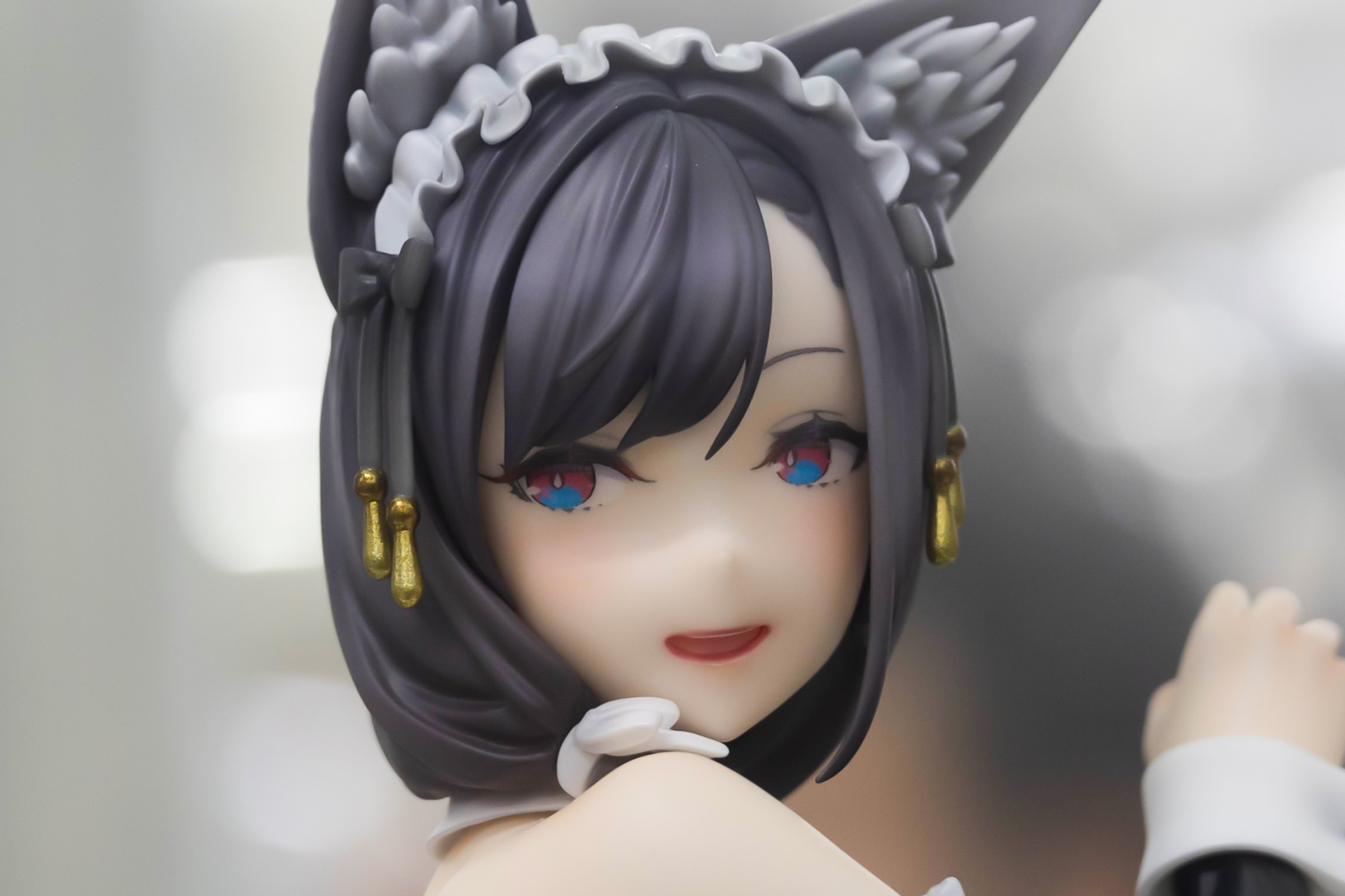 カチューシャ部分にも細かい飾りが付けられている