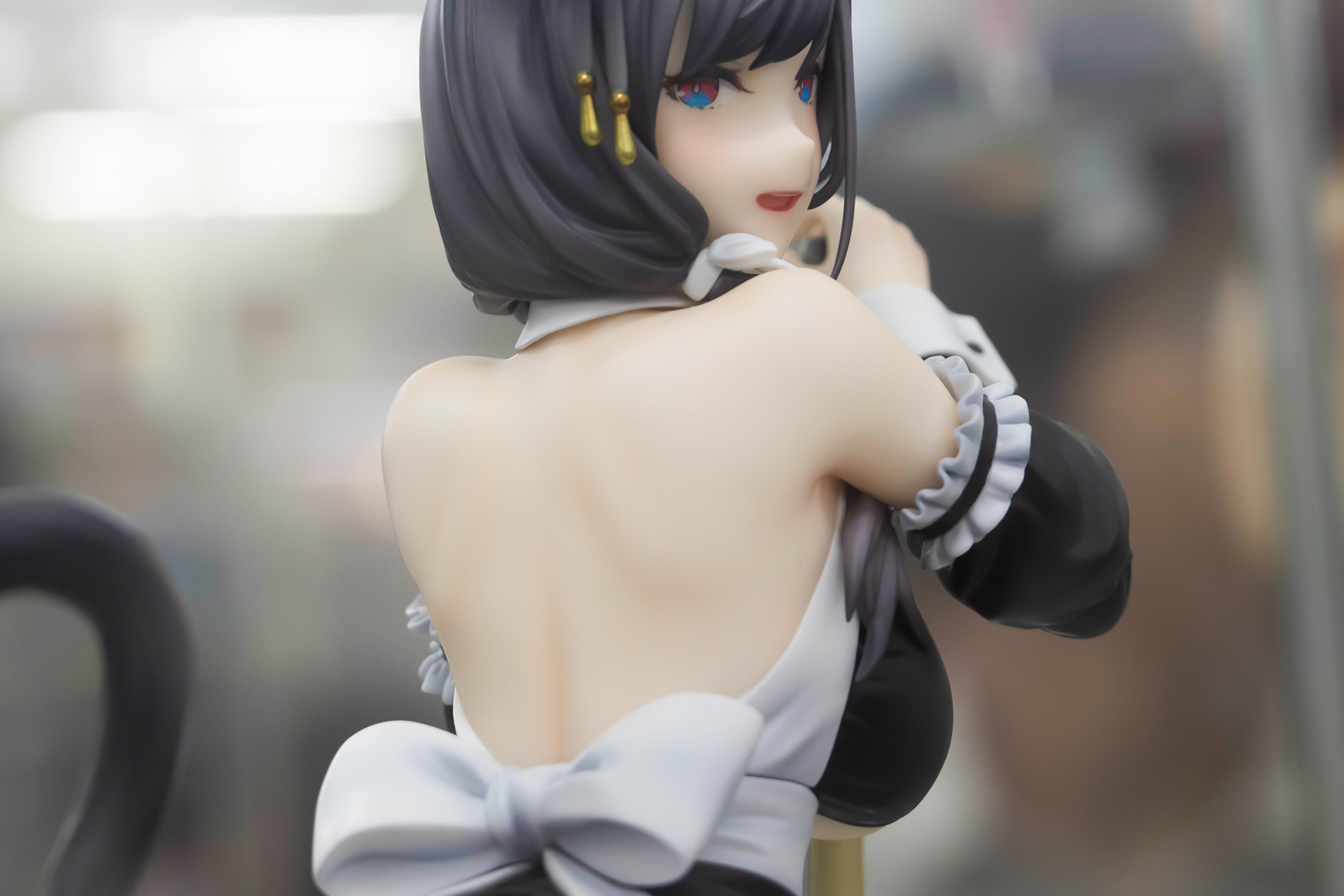 大きく開いた背中。肩甲骨などの造形も見事だ