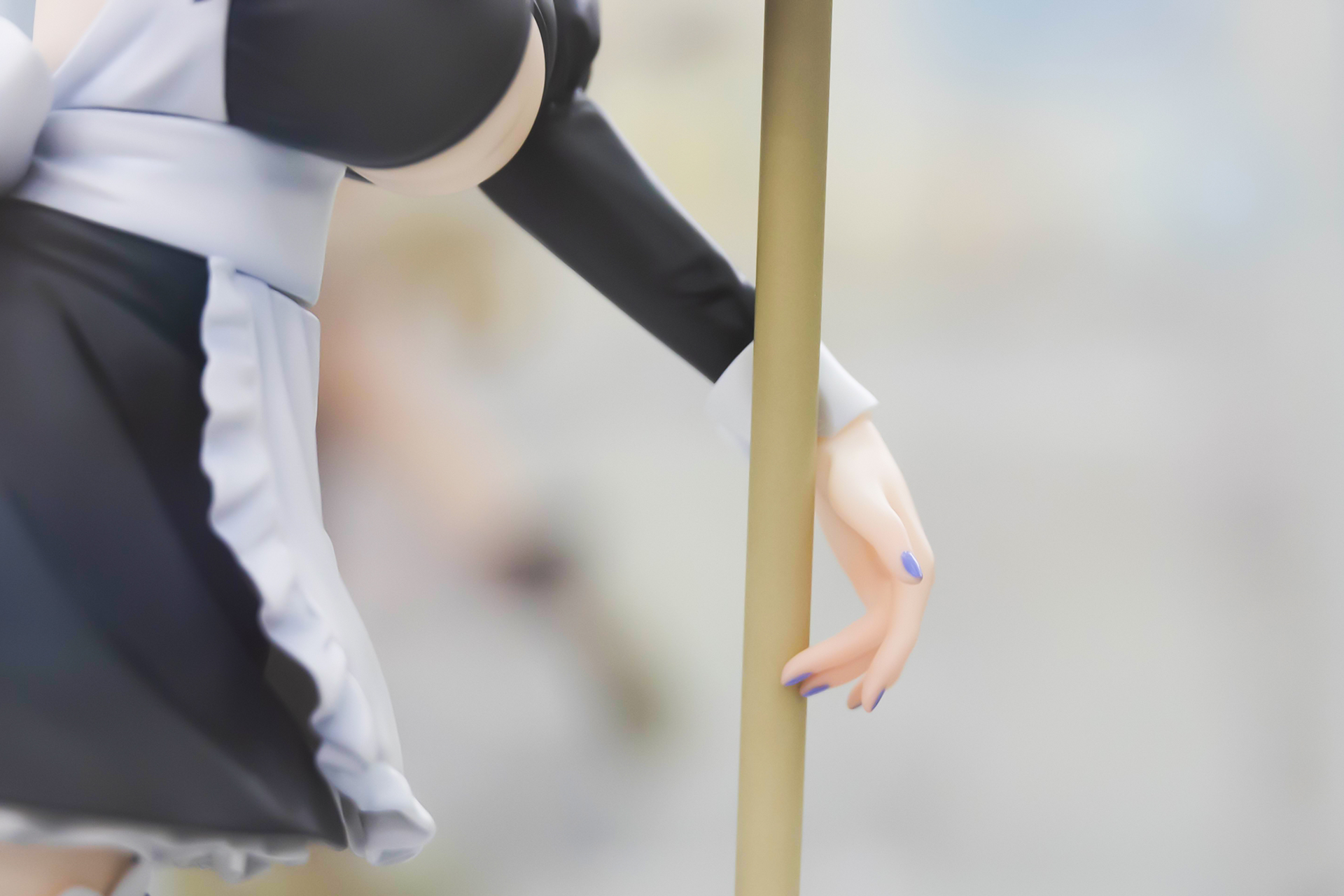 指には青いネイルが塗られている