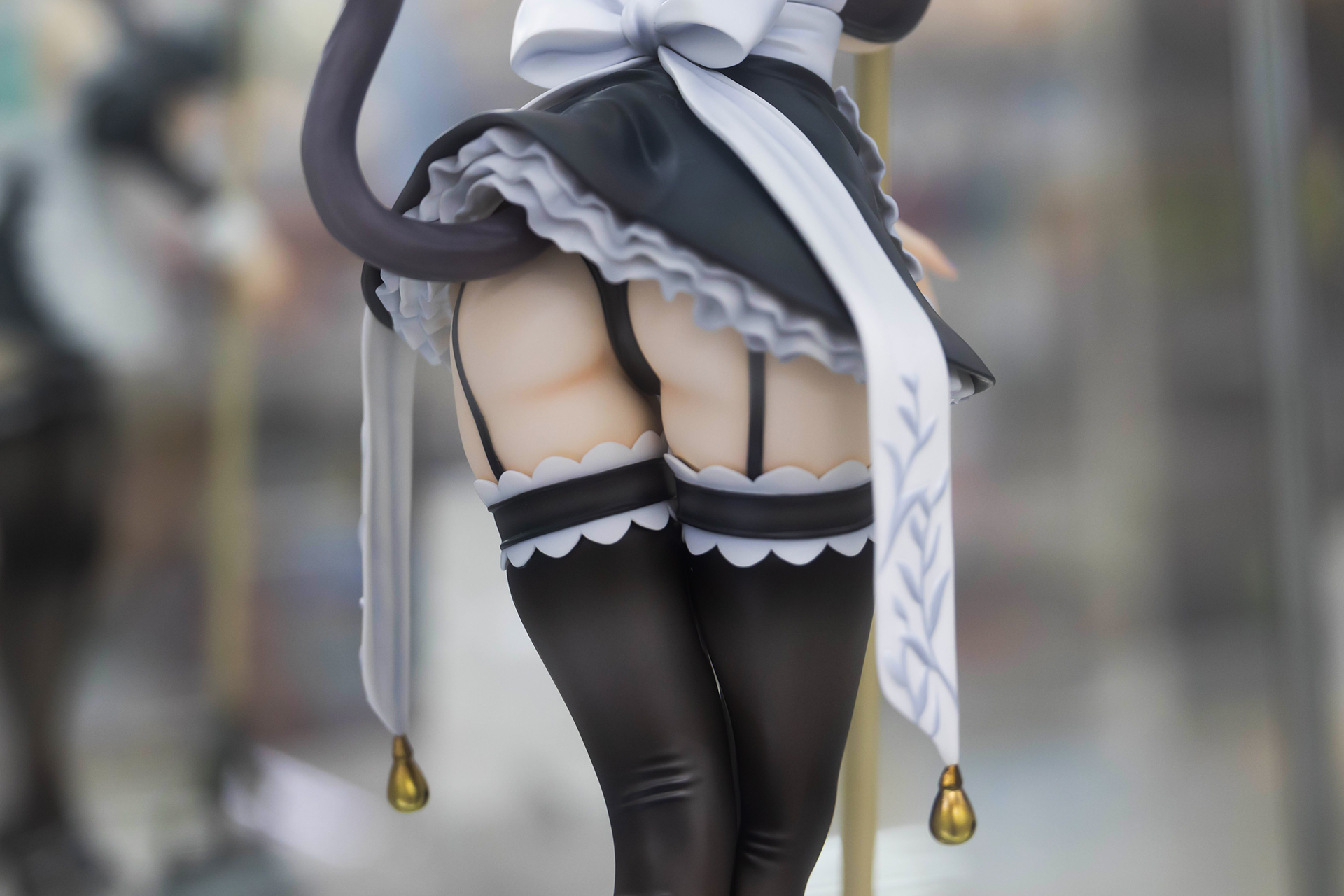 しっぽがスカートを……これはけしからん！