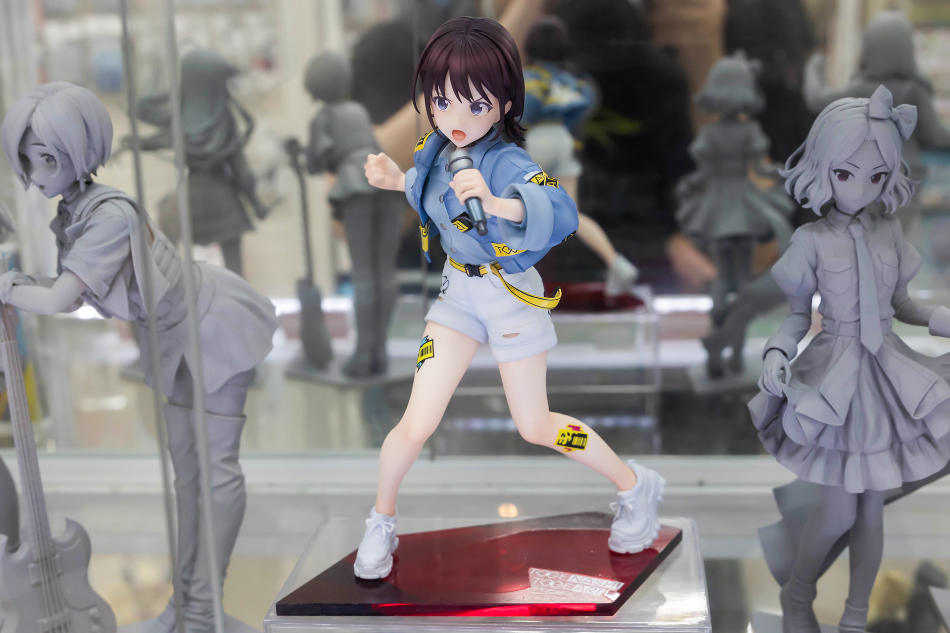 フィギュアの素材はPVCとABS、アクリルで、台座部分を含む全高は約198mmだ