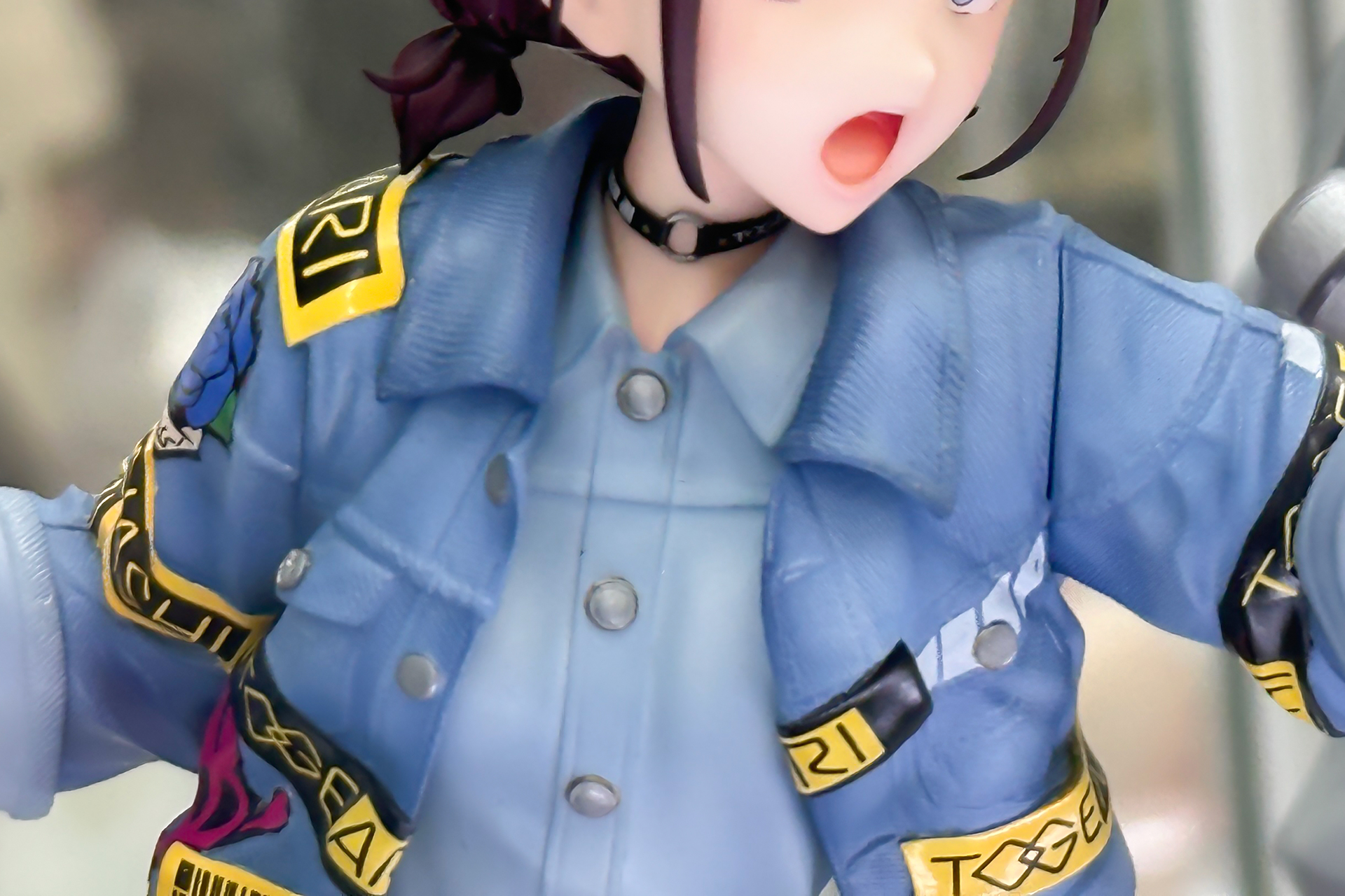 全身デニムスタイルの井芹仁菜