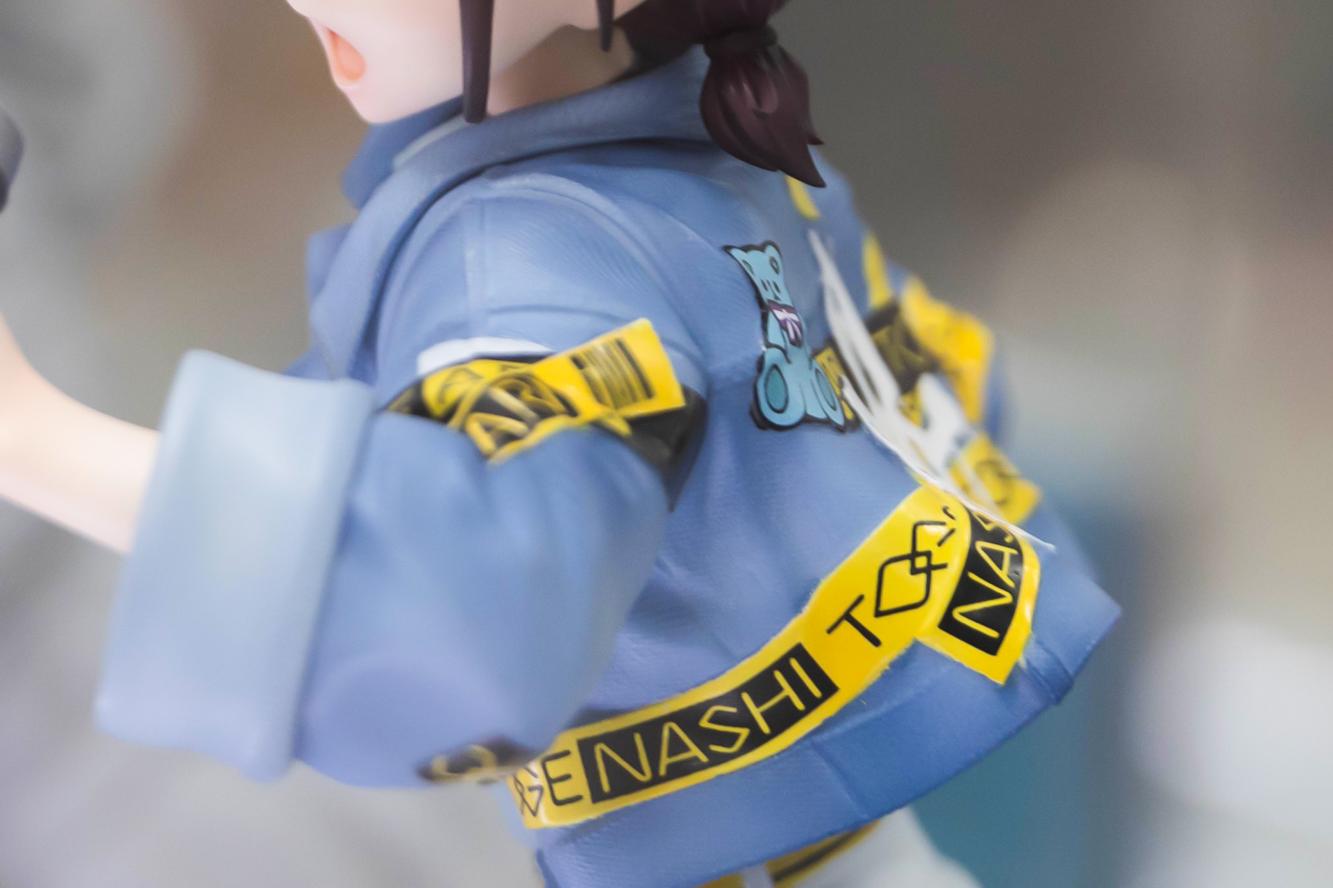 オープニング主題歌「雑踏、僕らの街」のMVで着ていたステージ衣装がバッチリ再現されている