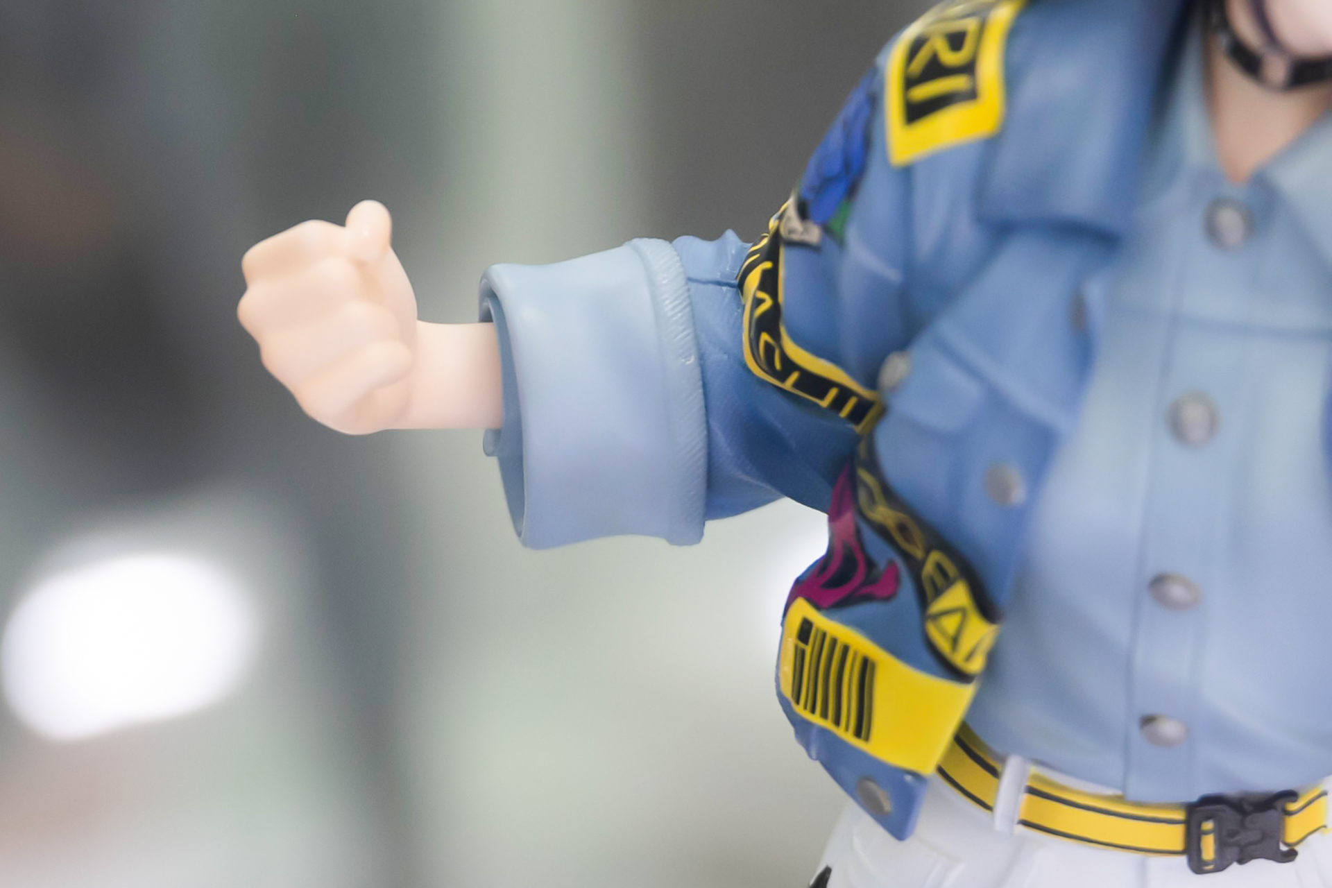 拳は力強く握りしめられている