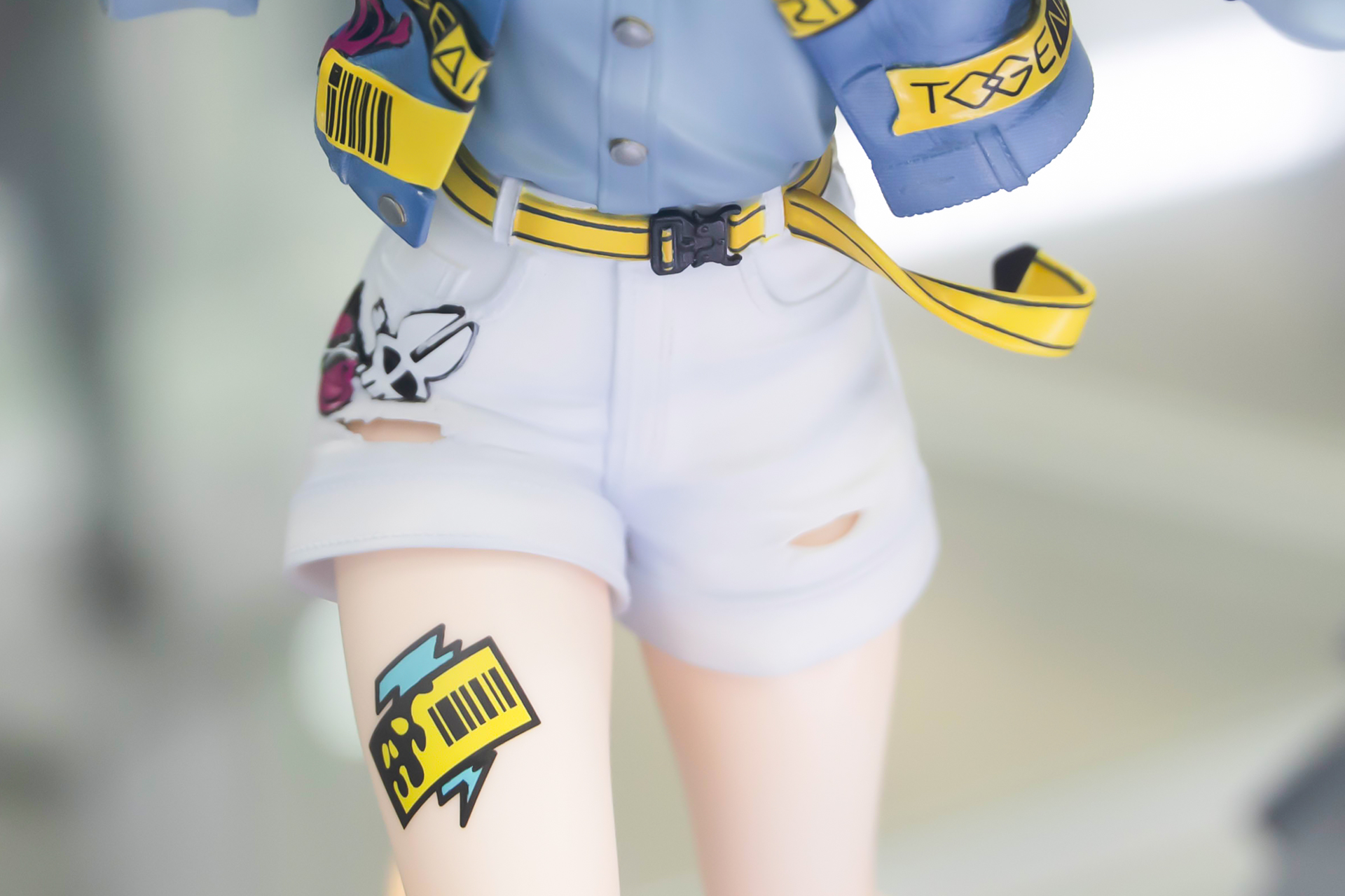 ベルトも、デニムジャケットに貼られているロゴテープと同じ黄色いものを身に付けている