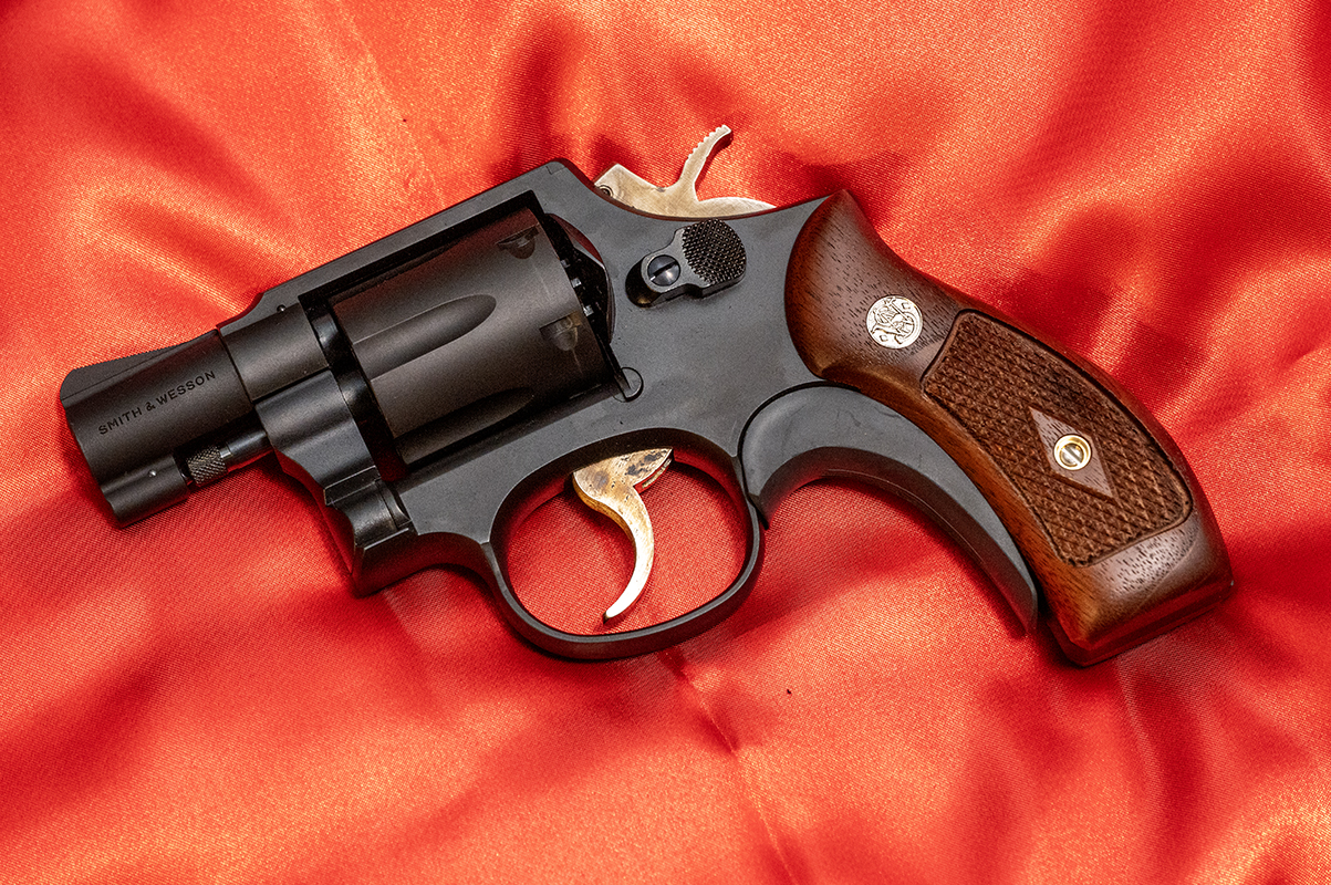 ウォールナット製木製グリップと、パックマイヤータイプのグリップアダプターを装備。グリップアダプターは取り外しも可能だ