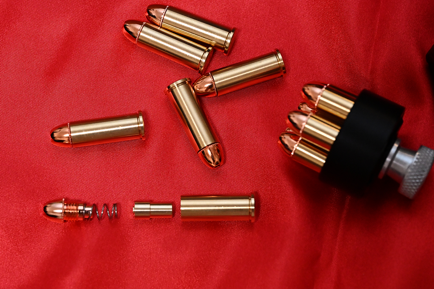 特製銅メッキ弾頭仕様.38Special発火カートリッジ（空撃ち用スプリング付き）実際の執行実包はフルメタルジャケットだということだが、正面から見るとジャケッテッド・ホローポイント弾のように見える