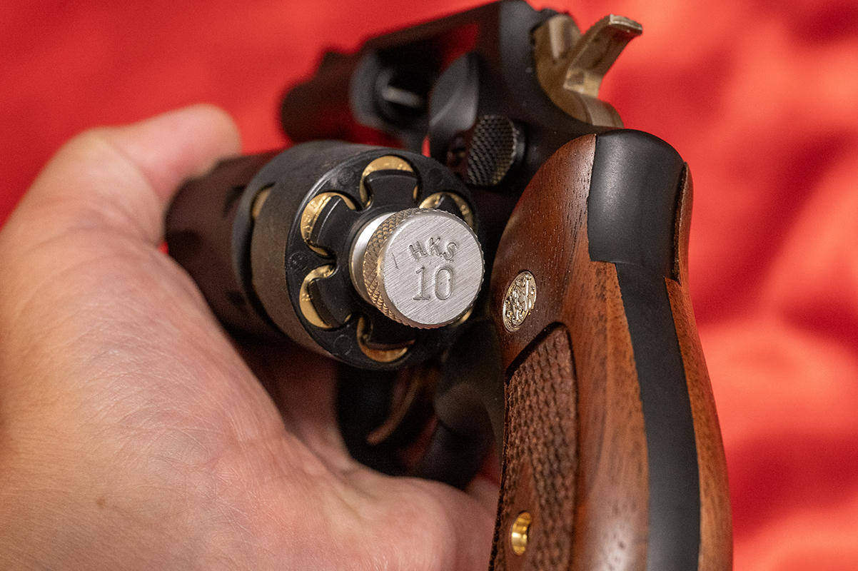 DXセットに付属のスピードローダーは、HKS製S&W Kフレーム用の10-Aタイプ。現行品の刻印となっている。（過去のモデルにはパテントNoが刻印されているものもある）