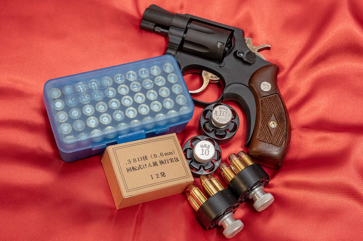 カートリッジを箱ごと、スピードローダーにセットしたカートリッジもたくさん準備したユージの決戦仕様