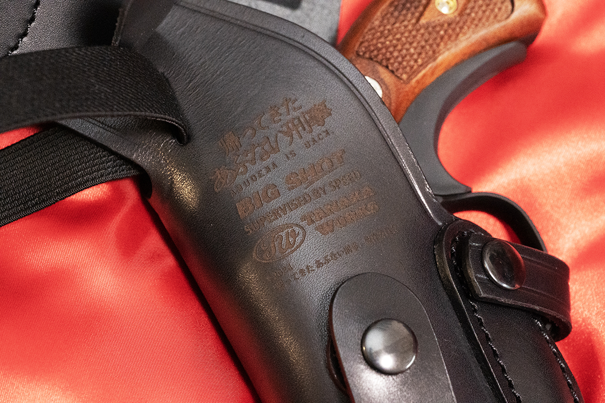 「帰ってきたあぶない刑事」のロゴやBIG SHOT、タナカワークスのロゴなどが刻印され、オフィシャルライアセンスアイテムであるとわかる