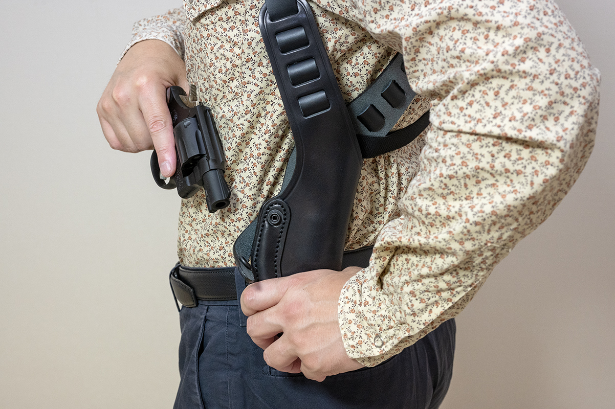 ホルスターはSPEED社の監修を受けて劇中モデルを再現。体格に合わせて調整できる