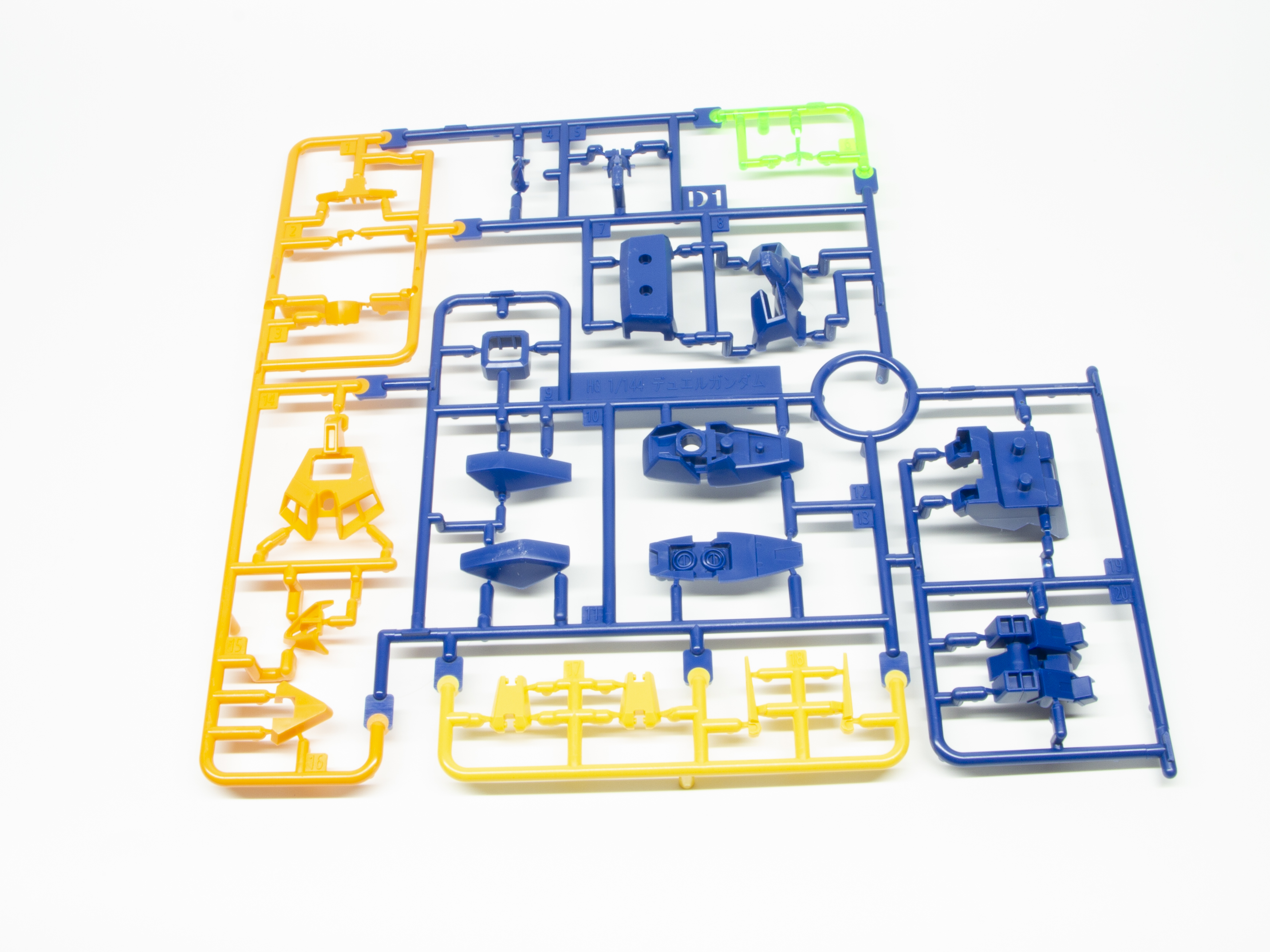 D1ランナー。鮮やかなブルー、オレンジ、イエローのパーツ