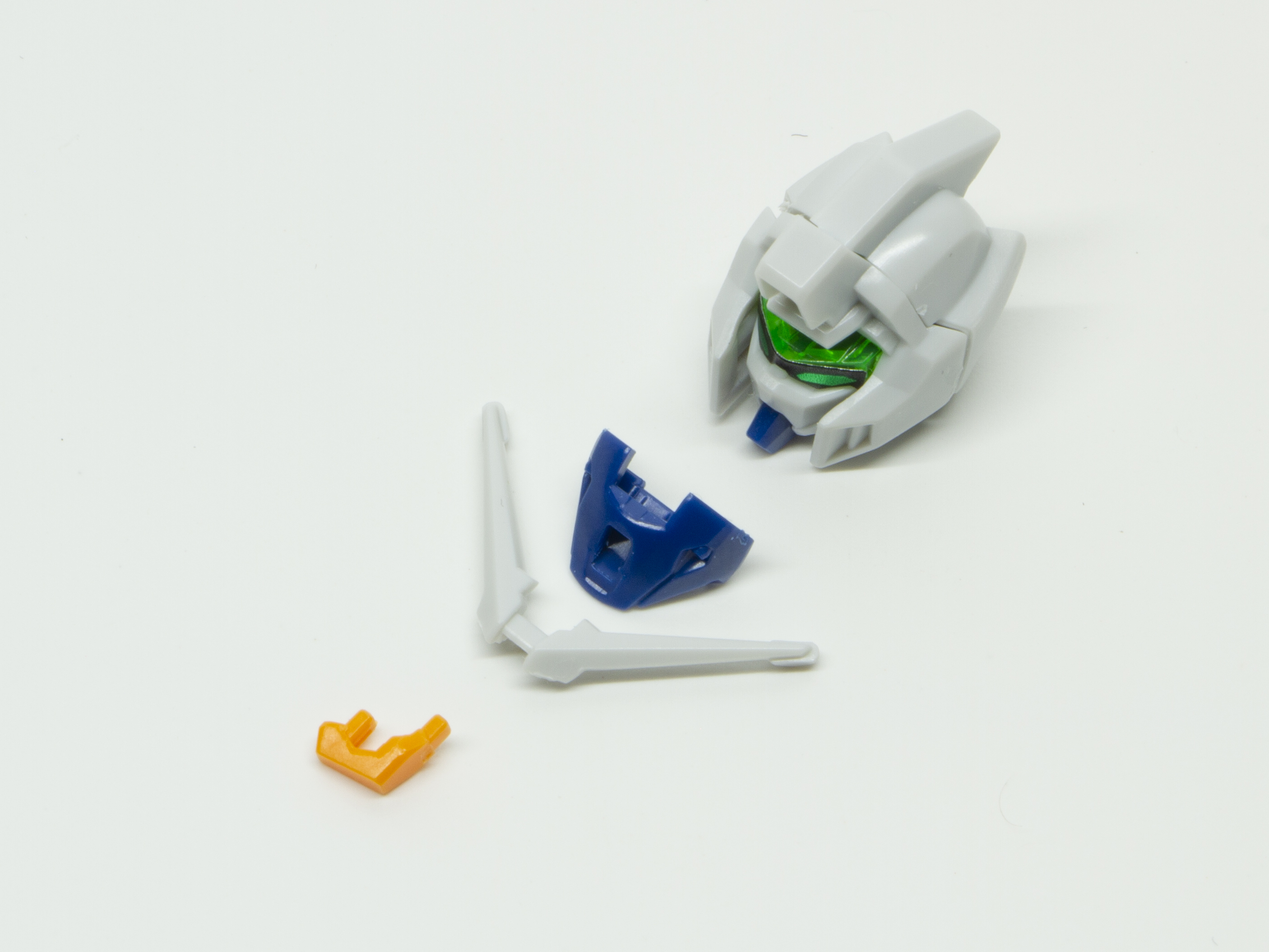 兜状のパーツとブルーの鉢金状パーツをイエローのパーツで挟み込む