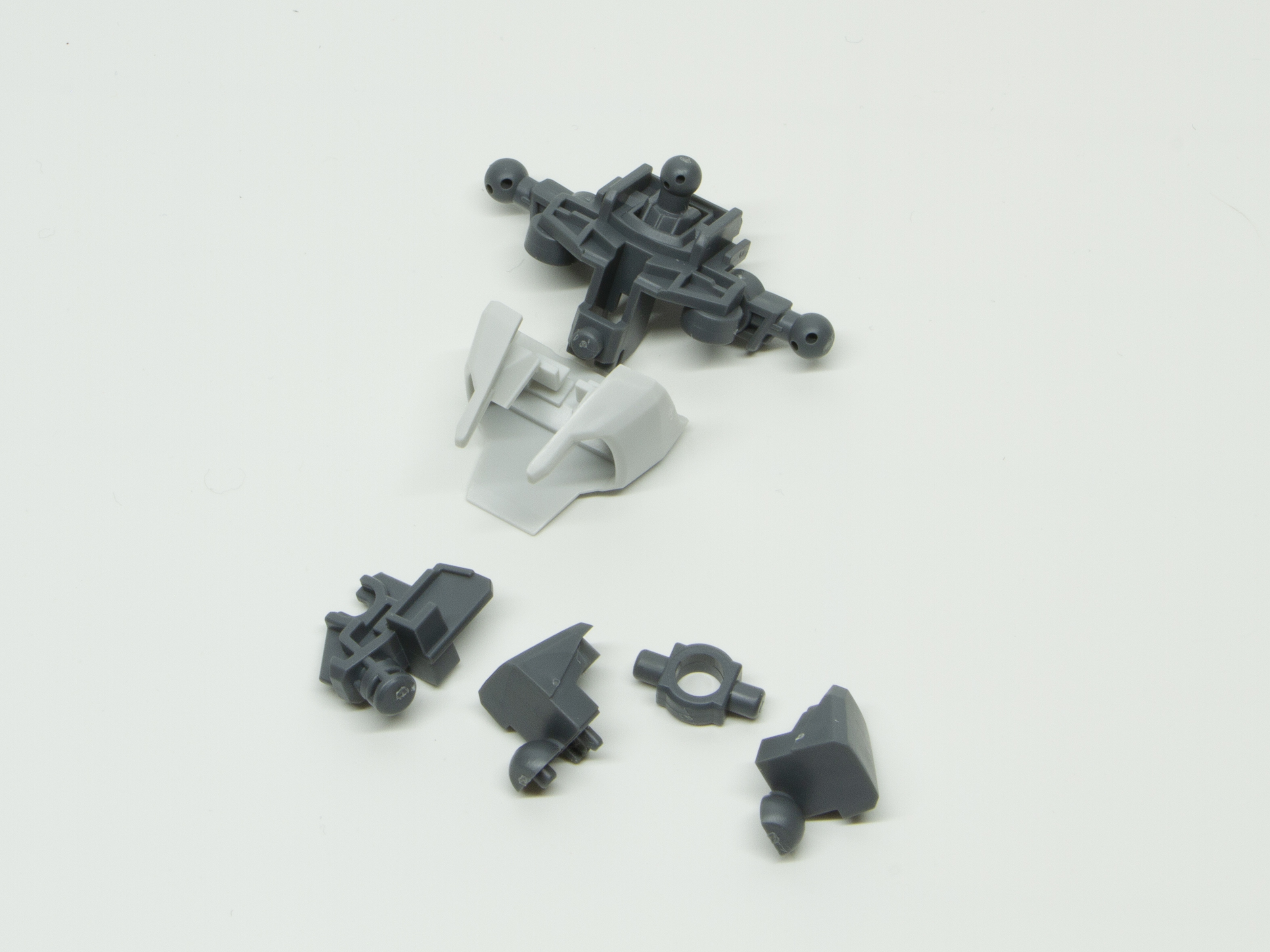 胴体の関節が「SEEDアクションシステム」のキモ。グレーの脇腹部分で左右ロール、胸部分と脇腹にスイベル角を設けることで幅広い可動域を実現している