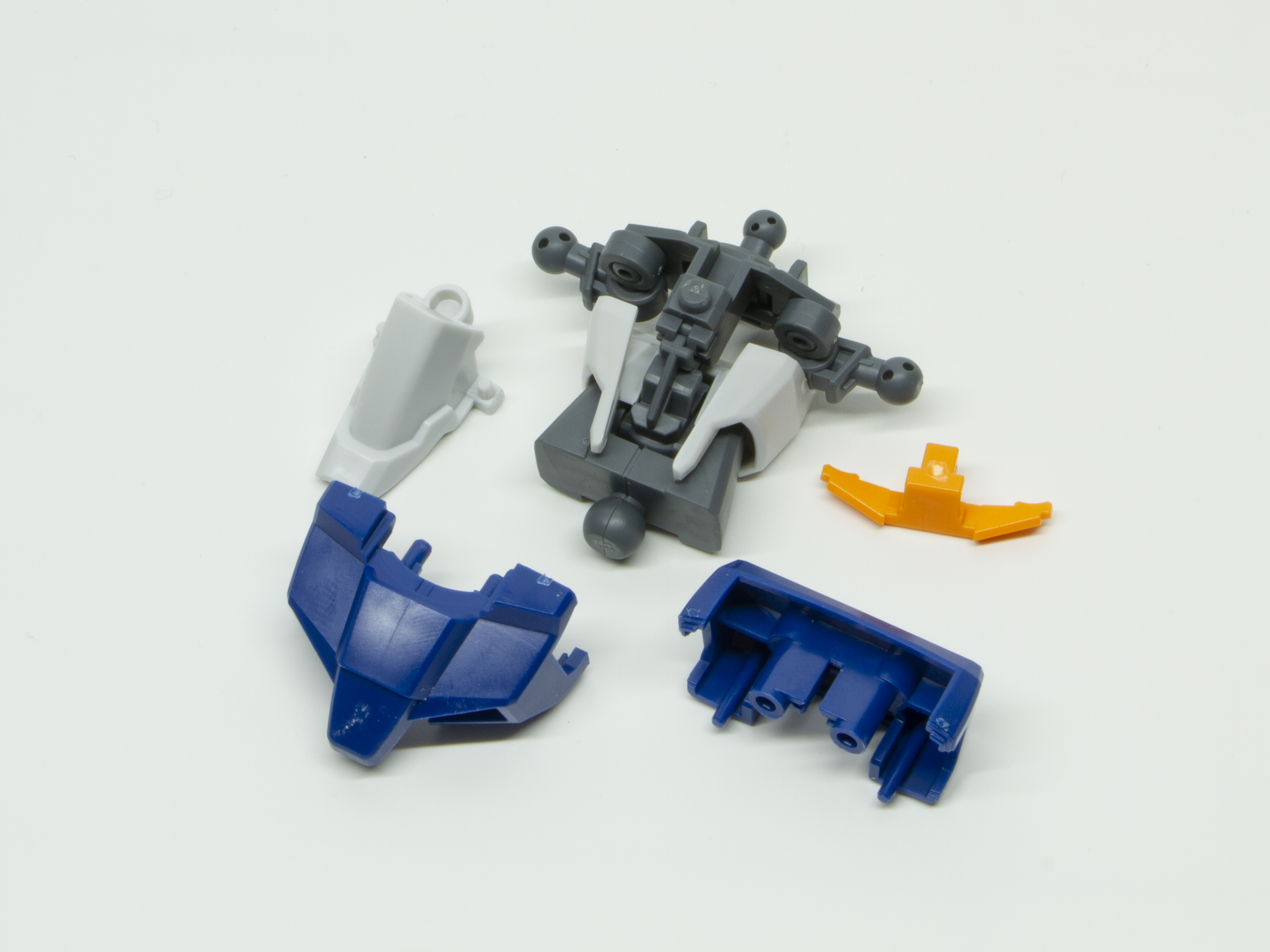 胴体が完成。少ないパーツで4色の色分けと可動域を作り出す、「デュエルブリッツガンダム」最大の魅力といえそうなパーツ