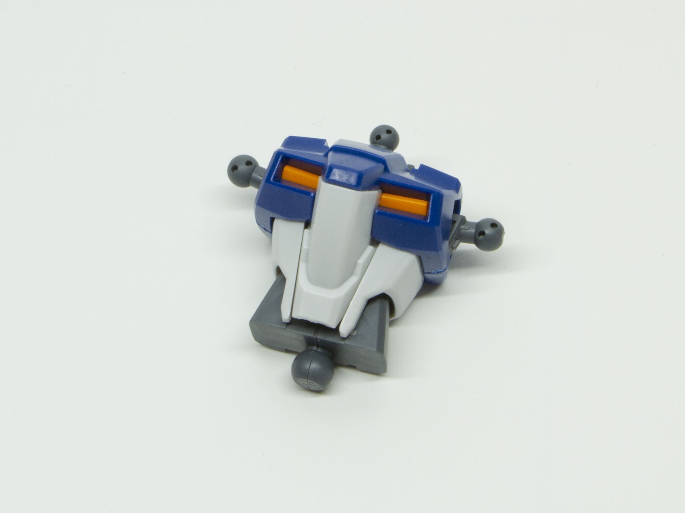 胴体が完成。少ないパーツで4色の色分けと可動域を作り出す、「デュエルブリッツガンダム」最大の魅力といえそうなパーツ