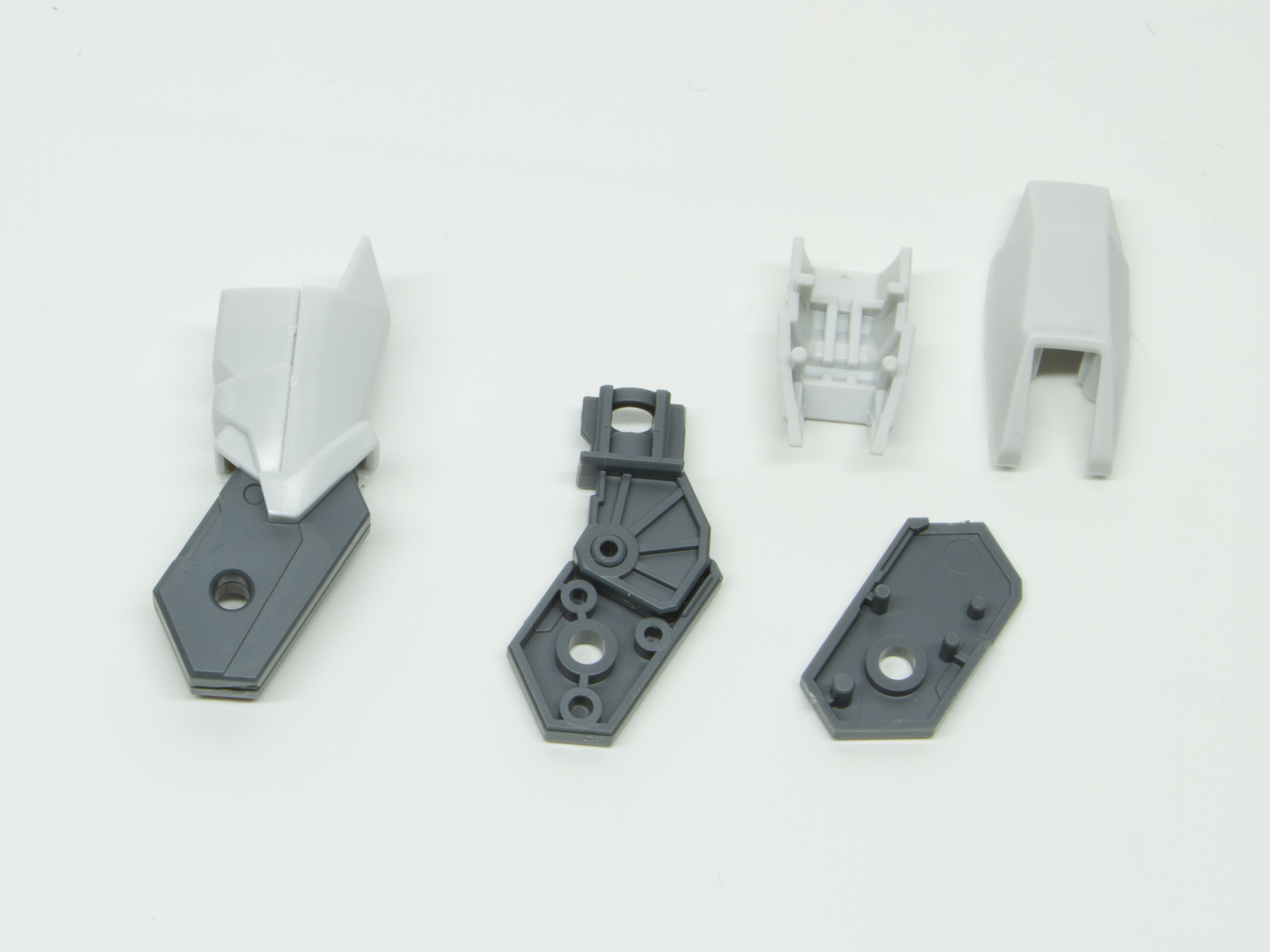 太ももを組み立てる。膝関節が垂直でないのが気になるかもしれないが、これで正解