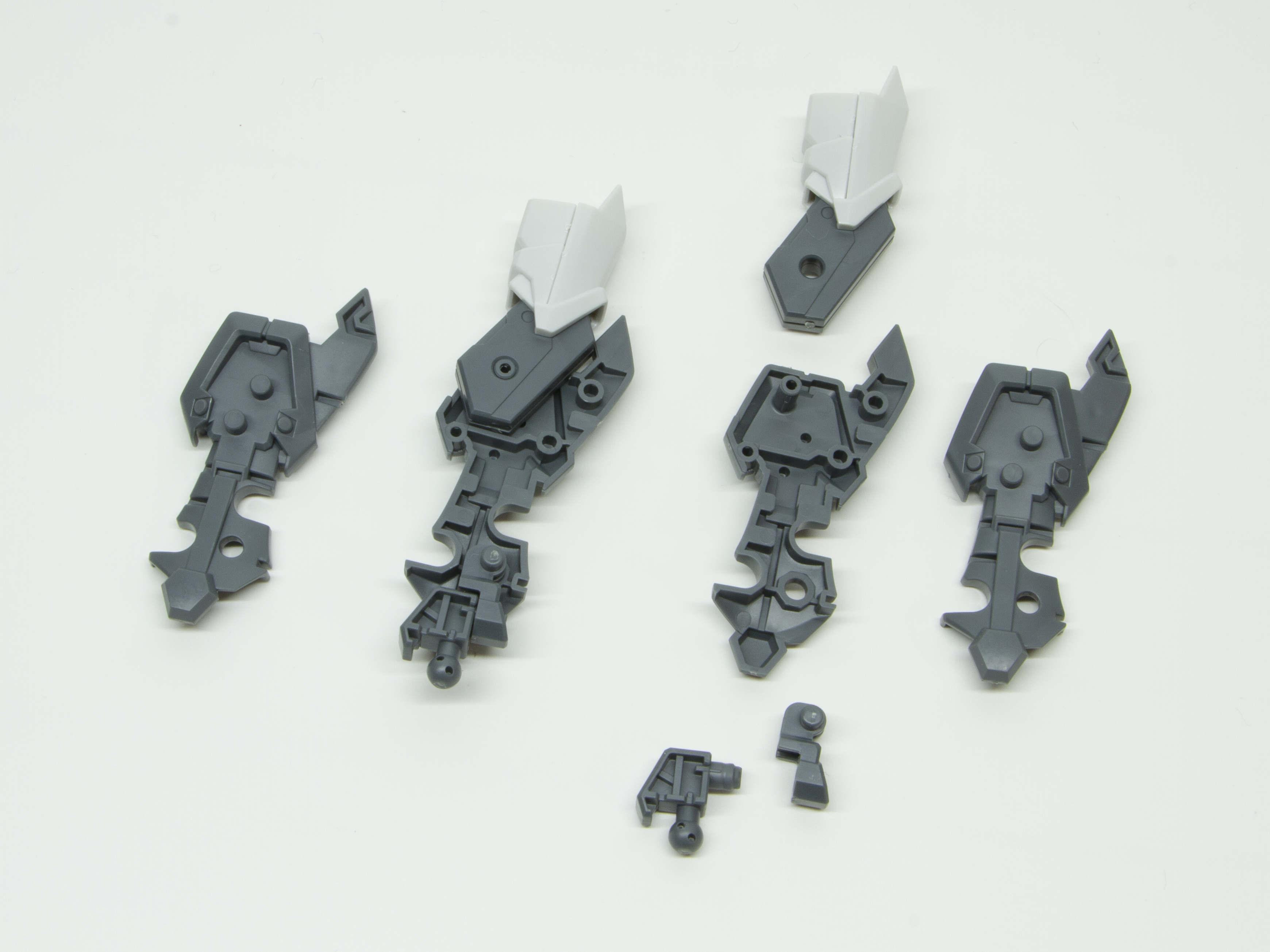 すねパーツの組み立て。足首も組み込む