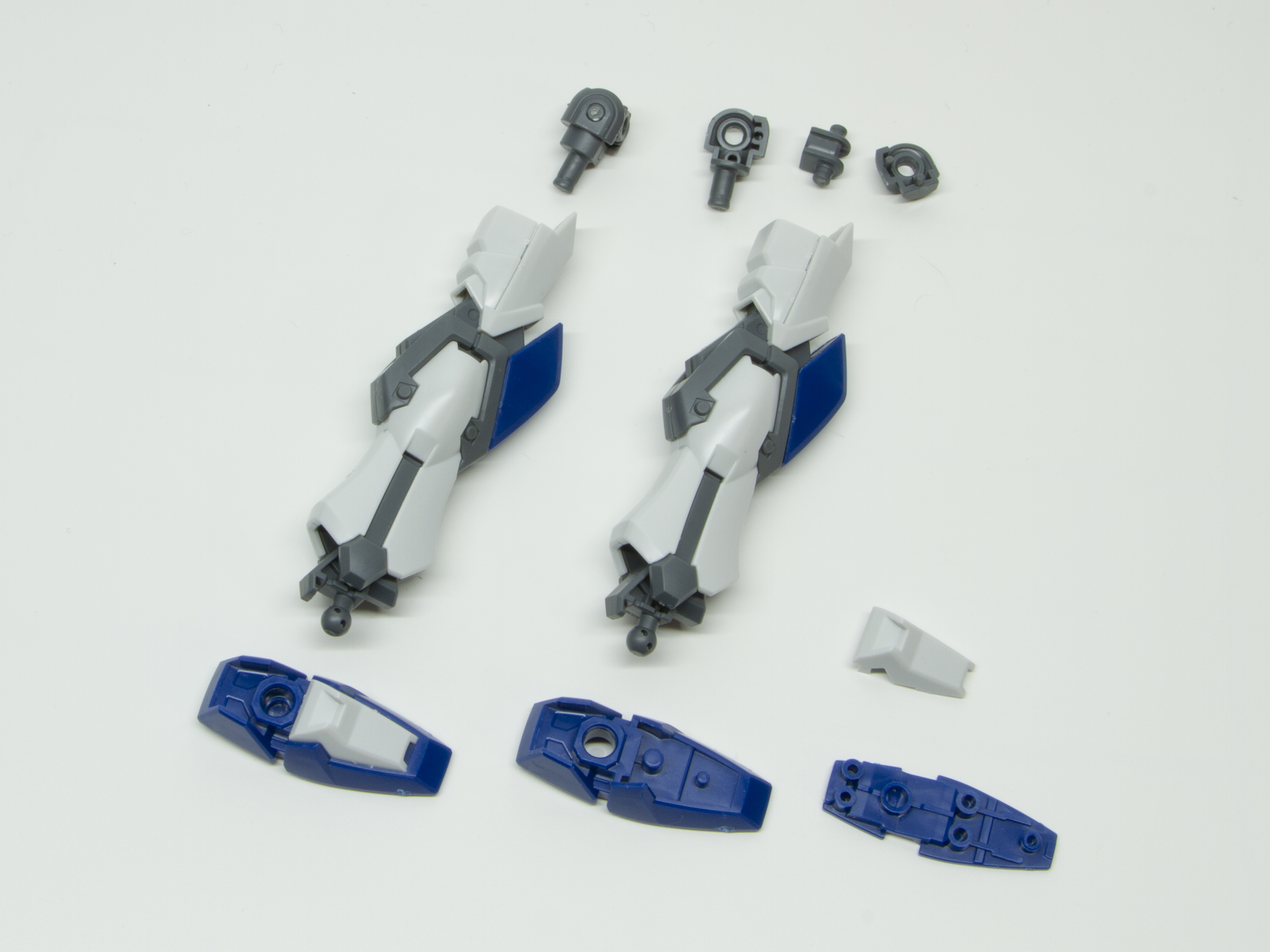 足先と股関節との接続部を組み立て