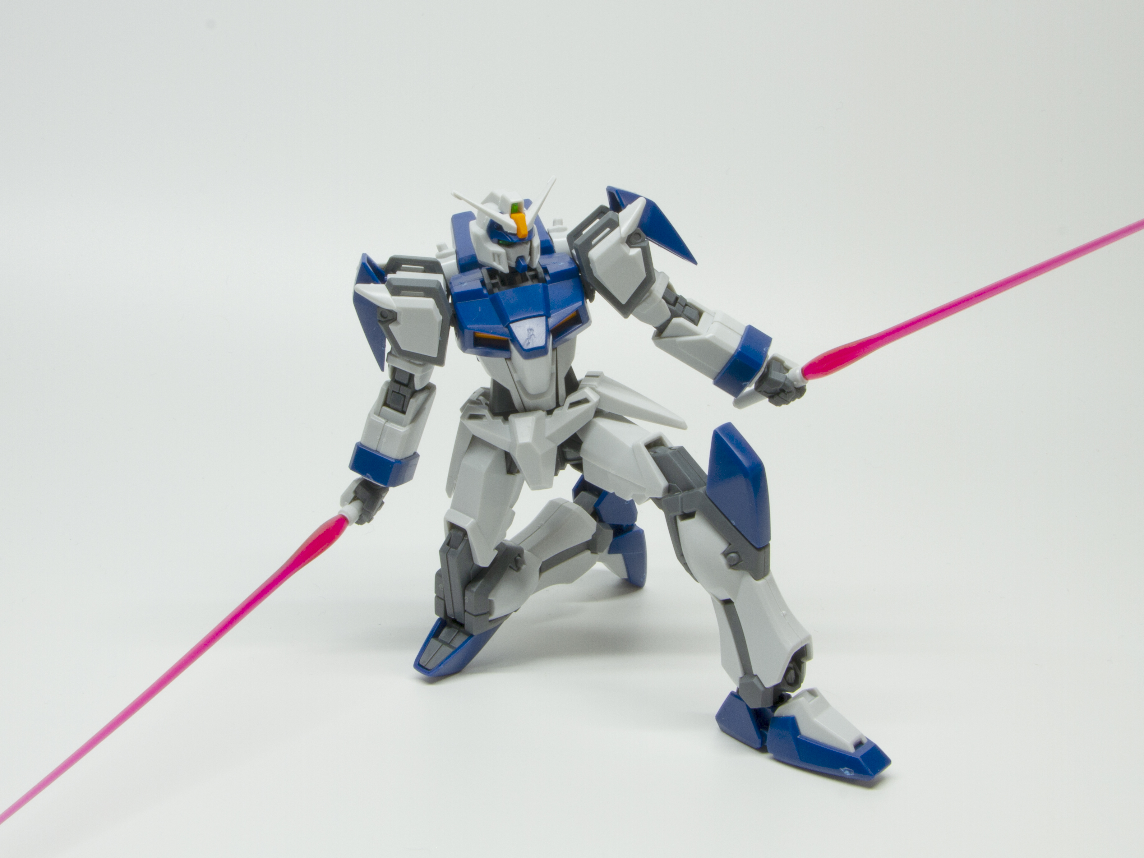 膝を突いて二刀を構えた状態