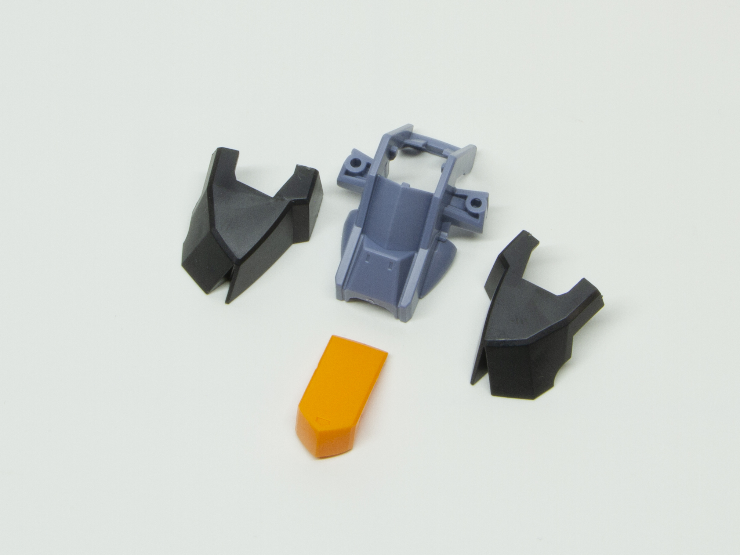 胸部増加装甲の組み立て