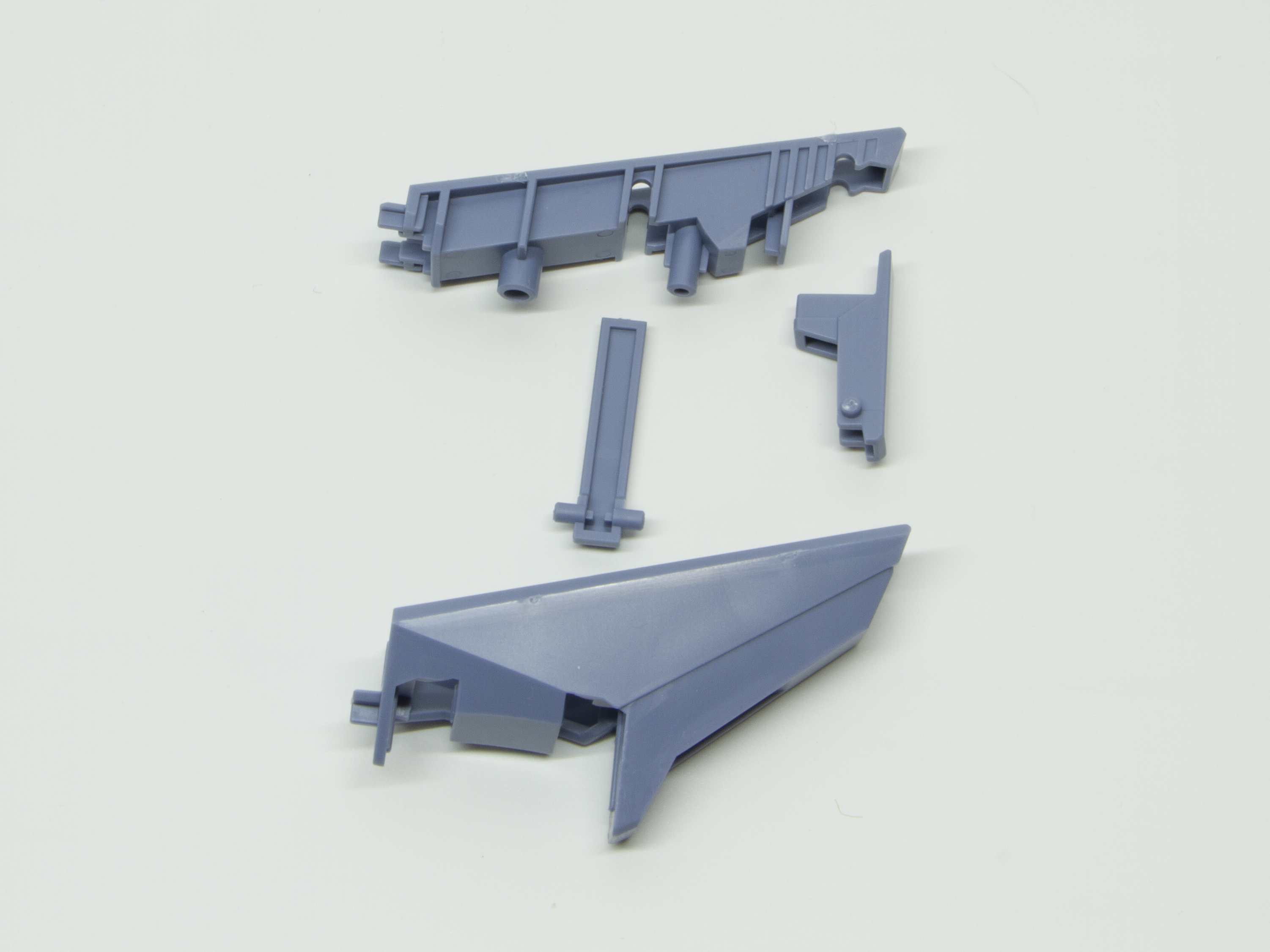 左肩にはビームサーベルや「トーレンス」を内蔵する