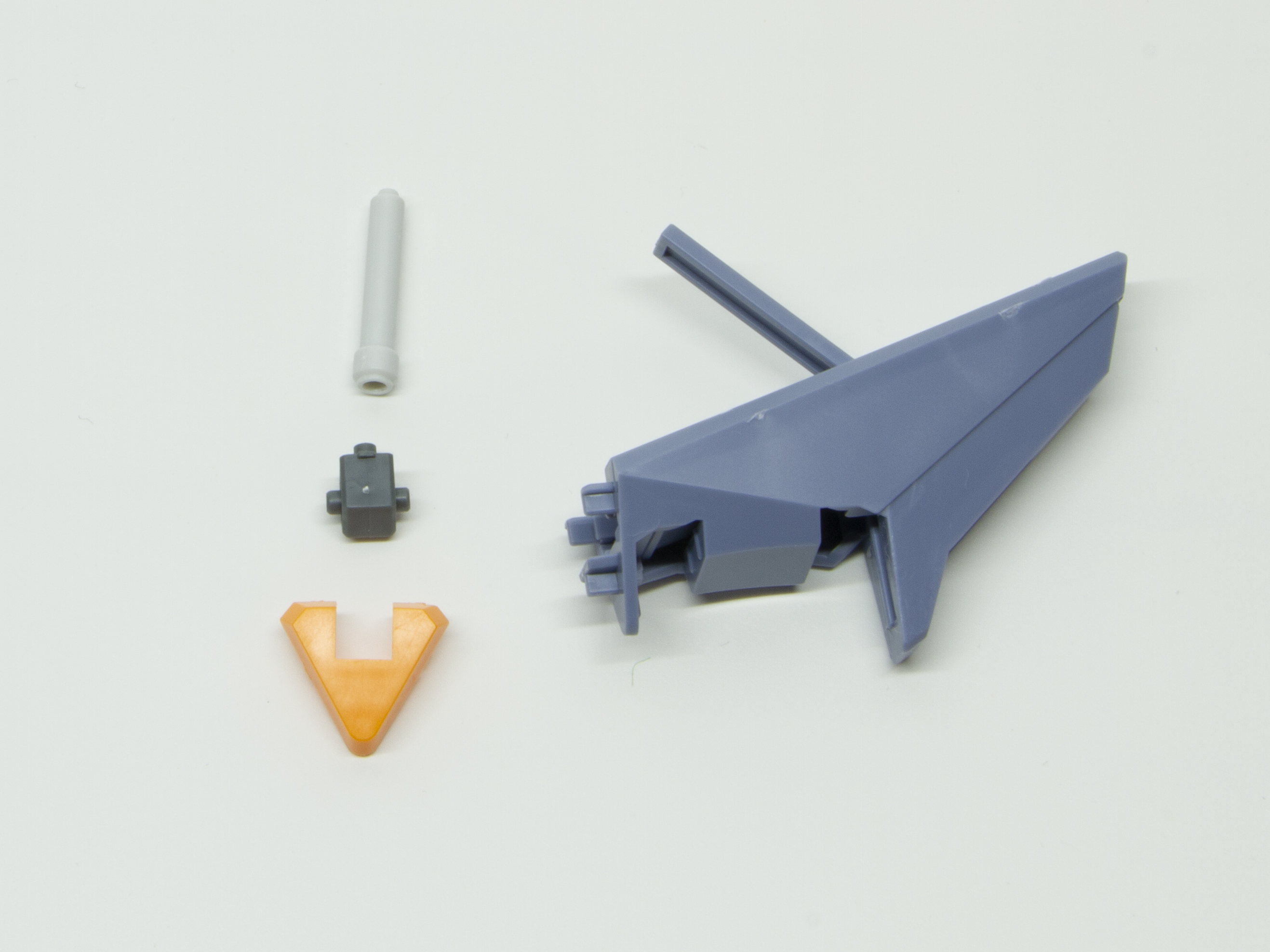 左肩にはビームサーベルや「トーレンス」を内蔵する