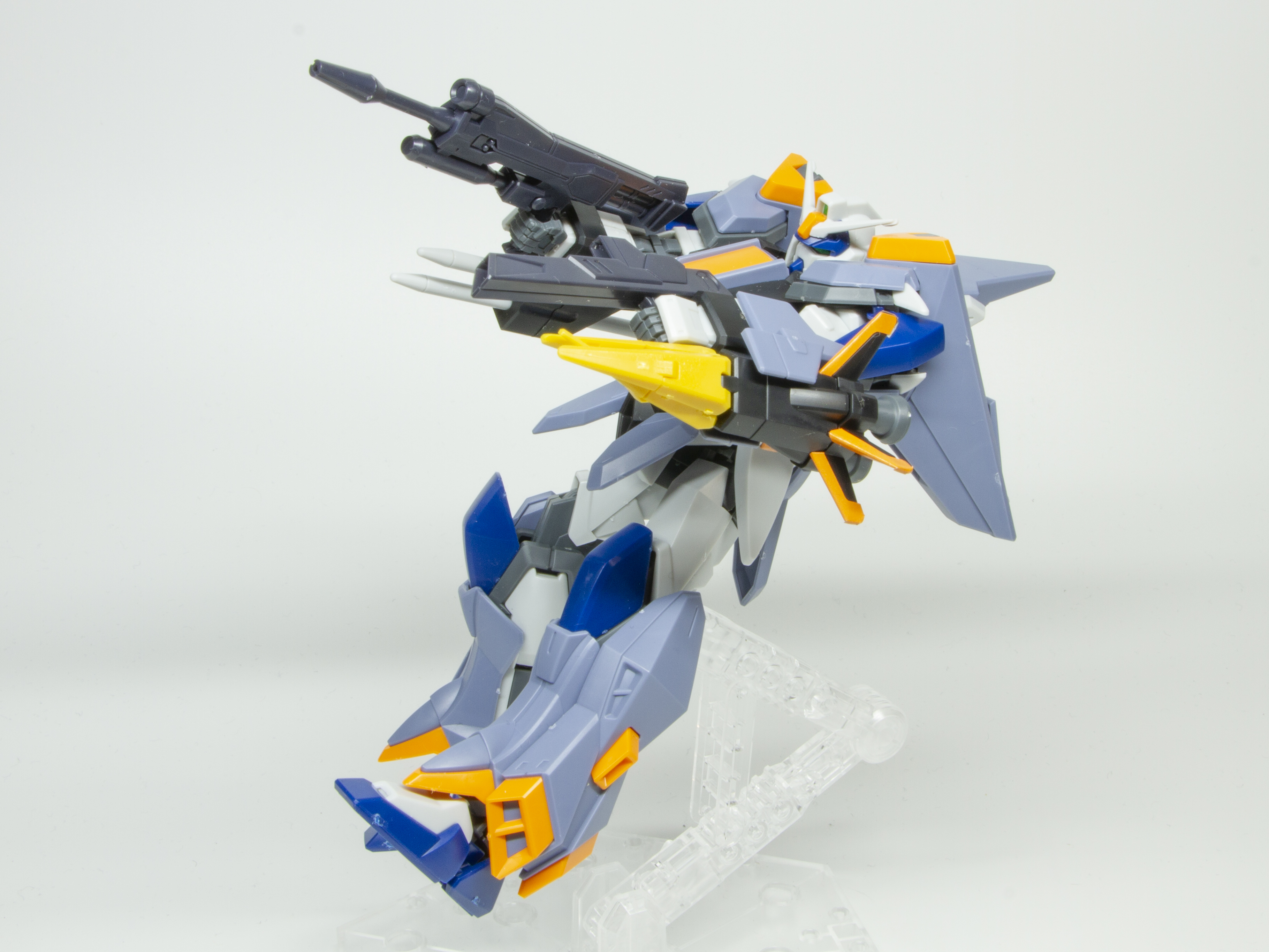 ビームライフルとビームサーベルを構える