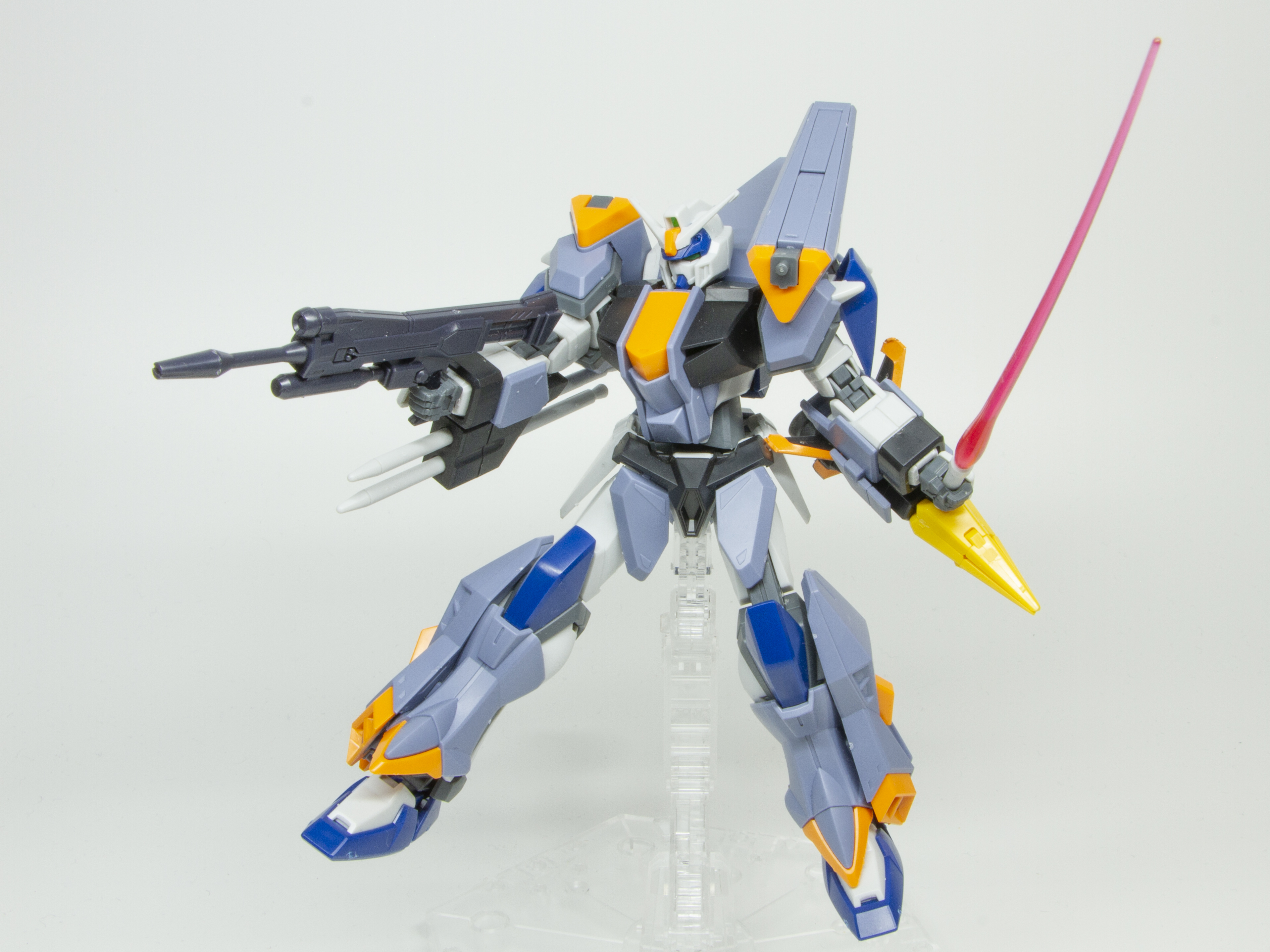 ビームライフルとビームサーベルを構える