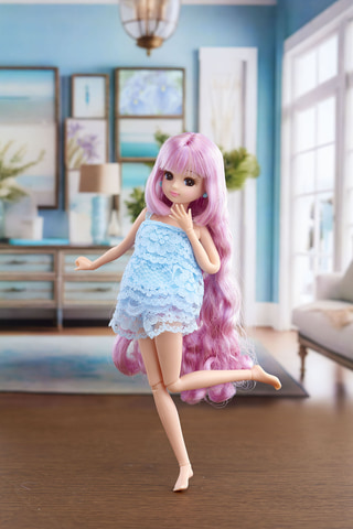 リカちゃん」シリーズに可動式関節の「フォトジェニックリカ」が登場