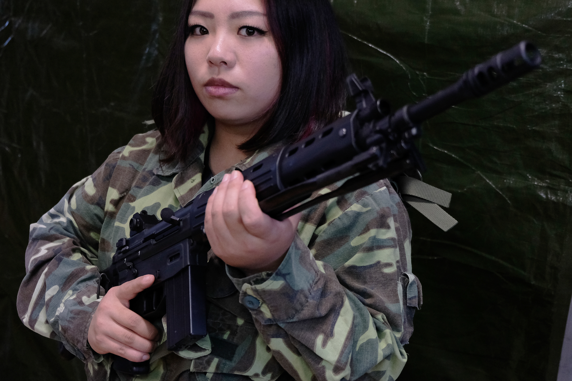 元自衛官という経歴を持つタレント・ビューティー吉田さんと「89式5.56mm小銃〈折曲銃床型〉」