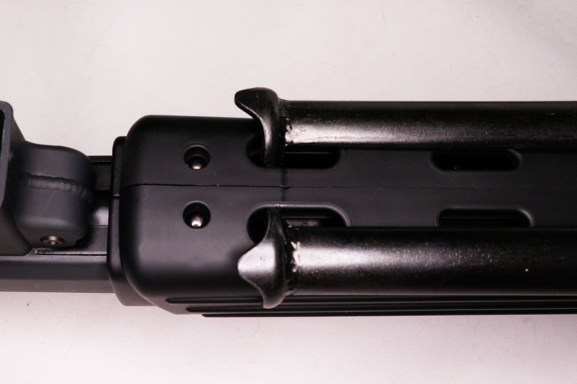 収納時にはハンドガードの穴でロックされる