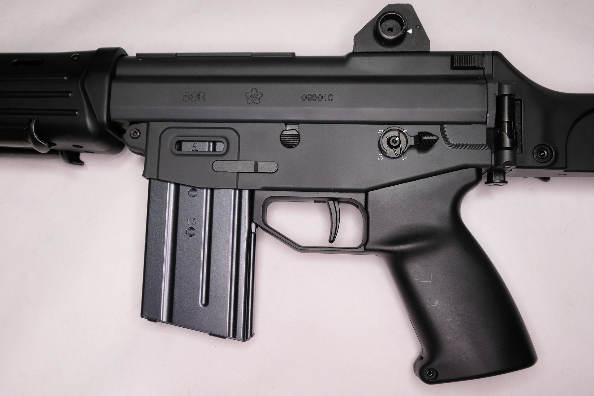 「89式5.56mm小銃〈折曲銃床型〉」レシーバー左側