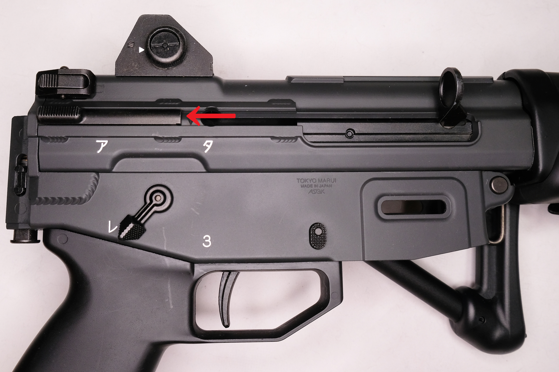 コッキングすると矢印のダストカバーが開く