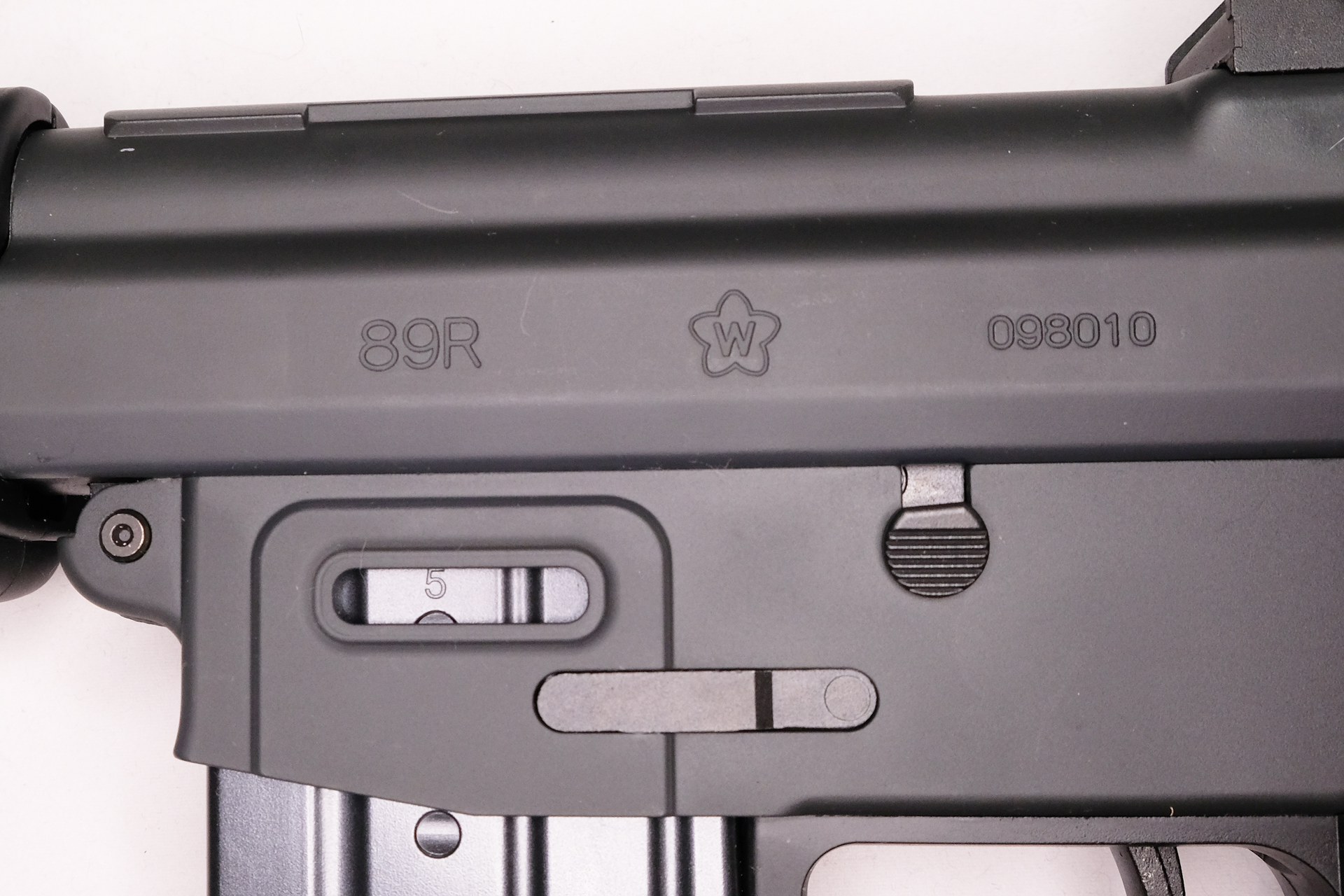 「89式5.56mm小銃〈折曲銃床型〉」後期型の刻印を再現