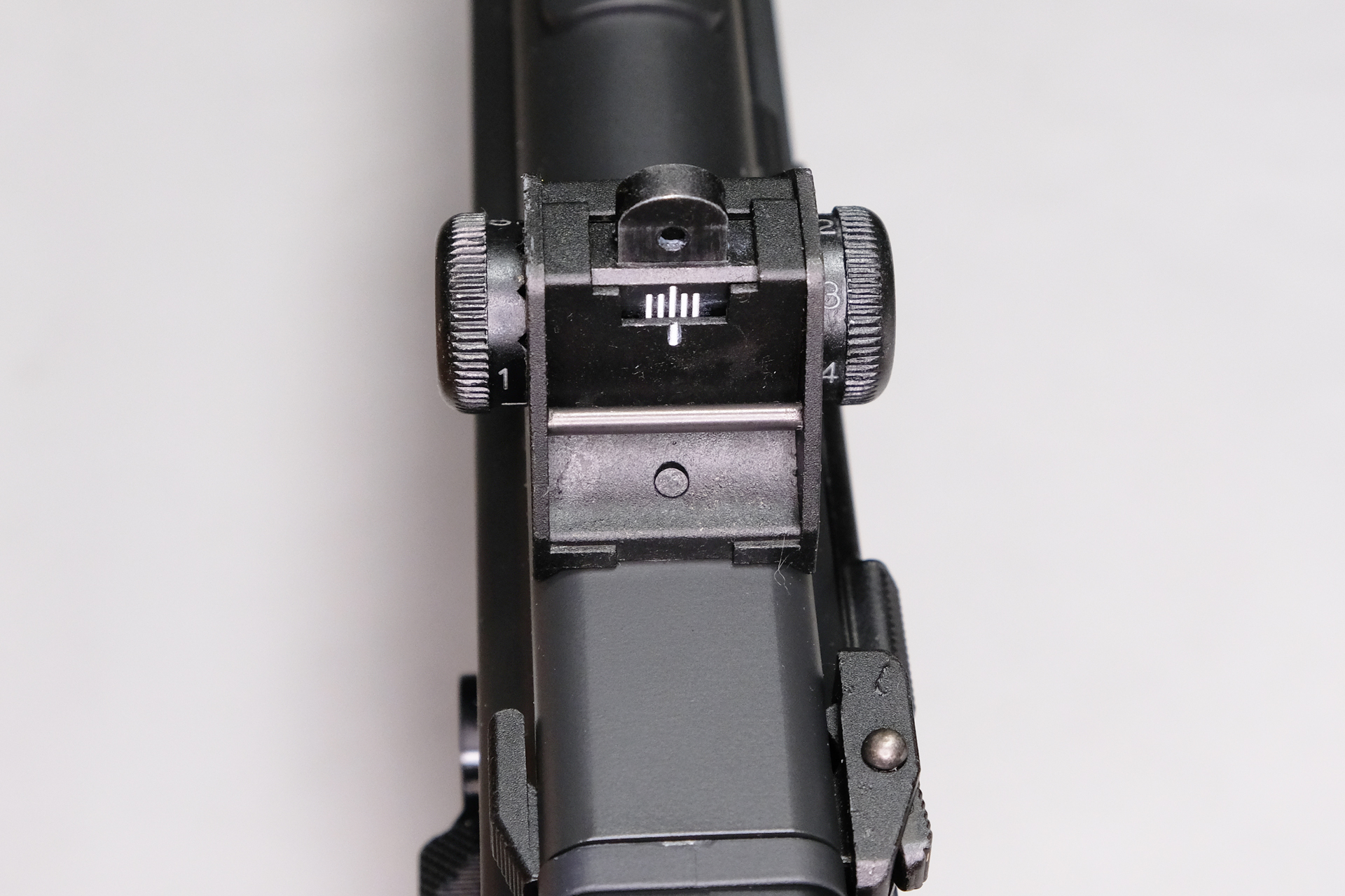 ホワイトも非常にリアルなリアサイト