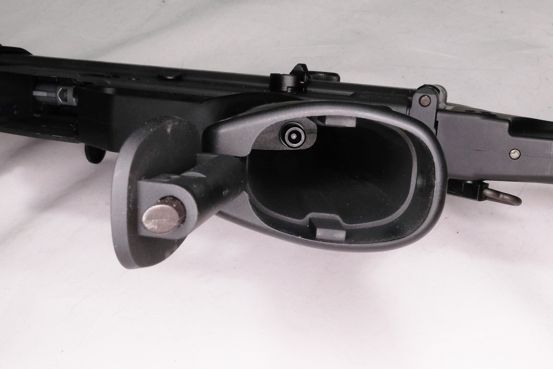 ガスブローバックマシンガンならではのリアルなグリップ