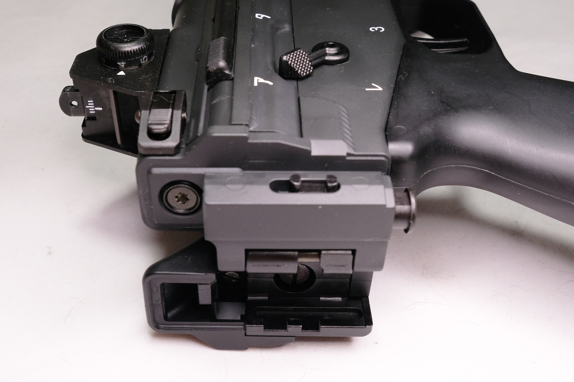 「〈折曲銃床型〉」ストック基部は頑丈に造られている