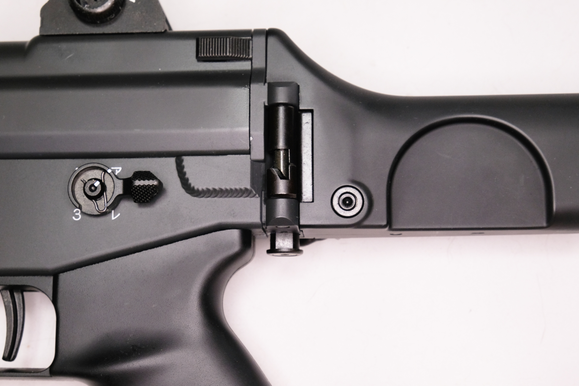 ストック左側は半円状にえぐられている