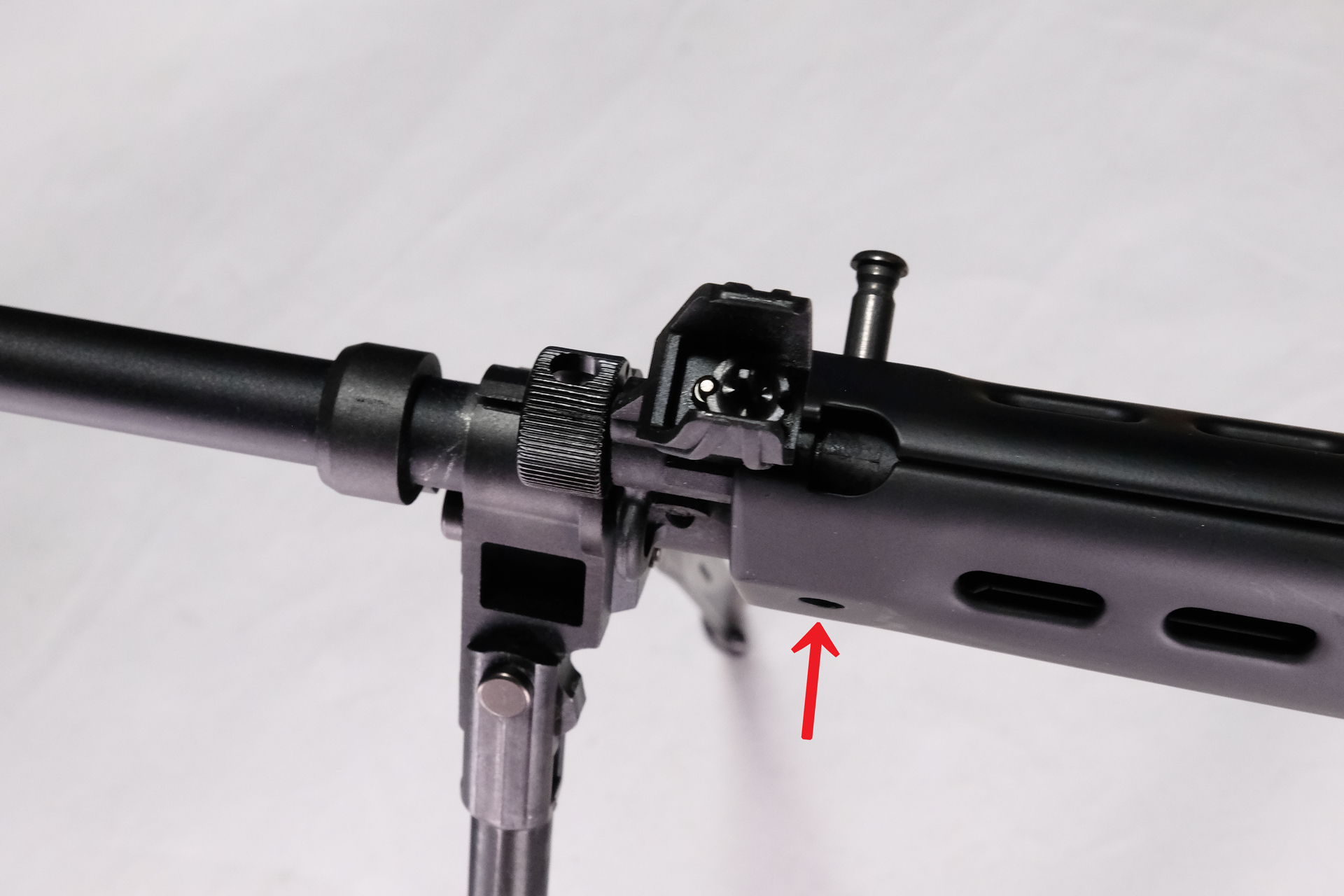 ロックピンを半分抜く※撮影の為バイポッドを付けている