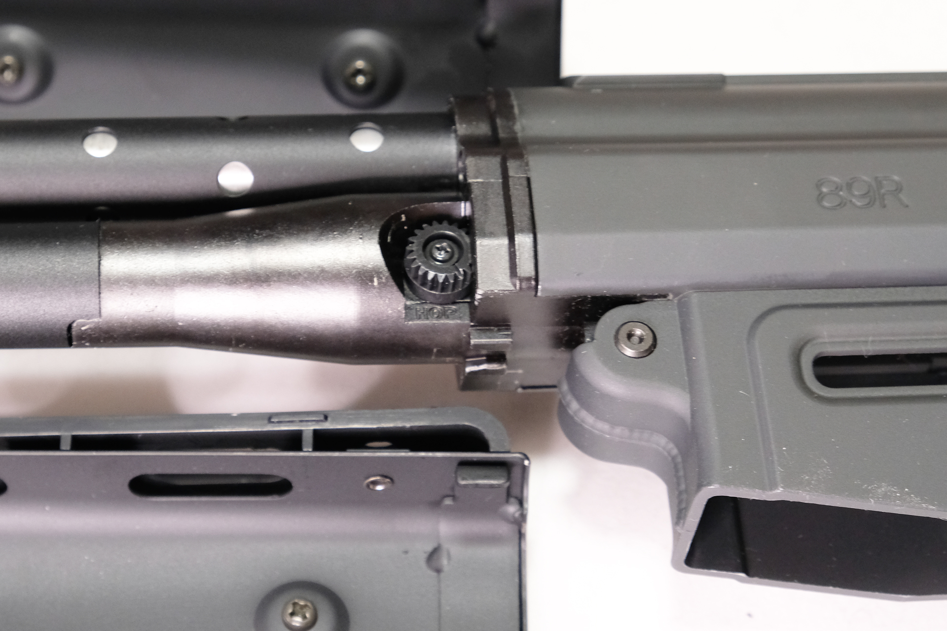 ハンドガードを外すとホップ調整のダイヤルが見える