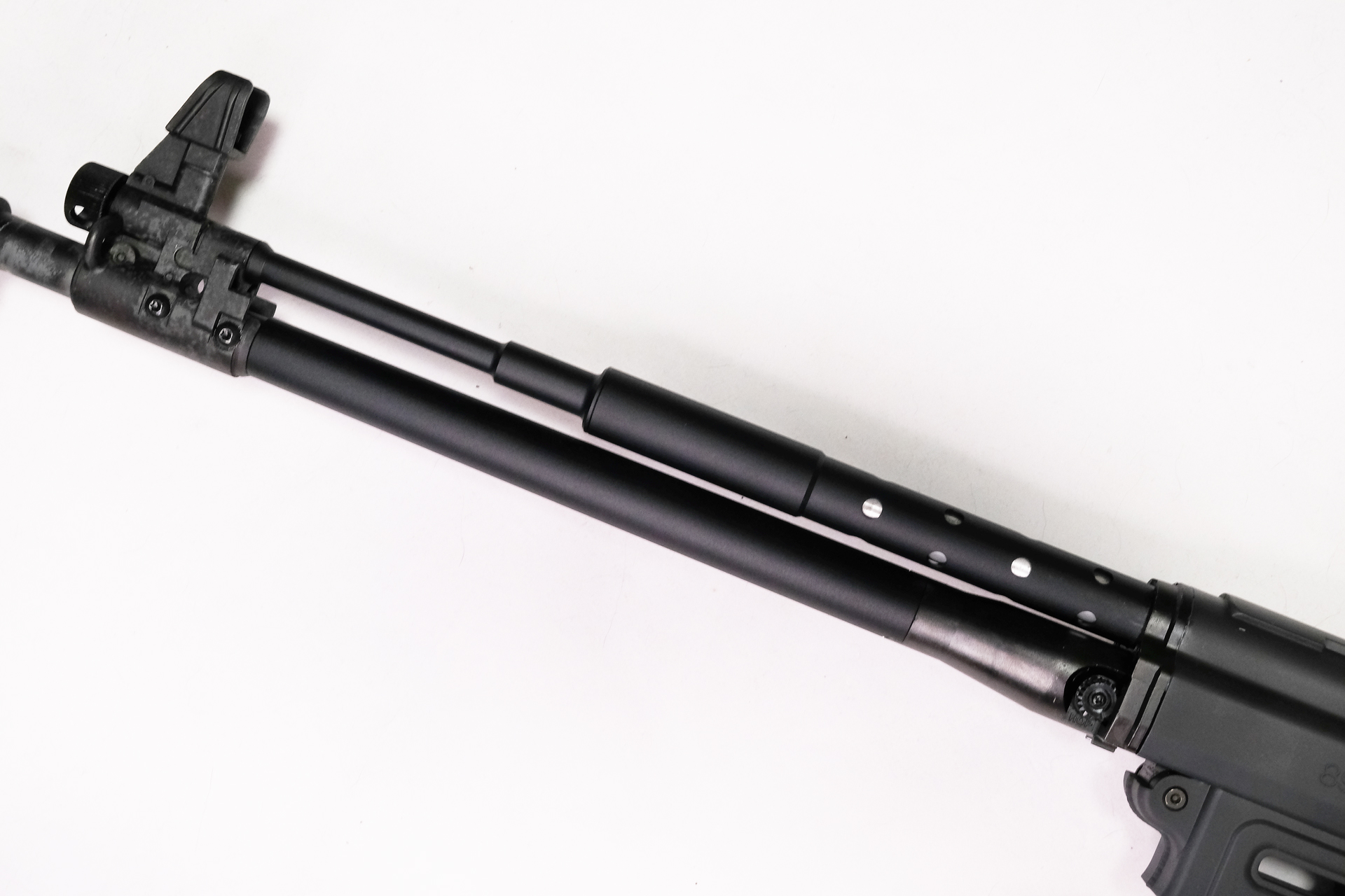 特徴的なガスピストンなど、見えない部分まで実銃に酷似した構成になっている