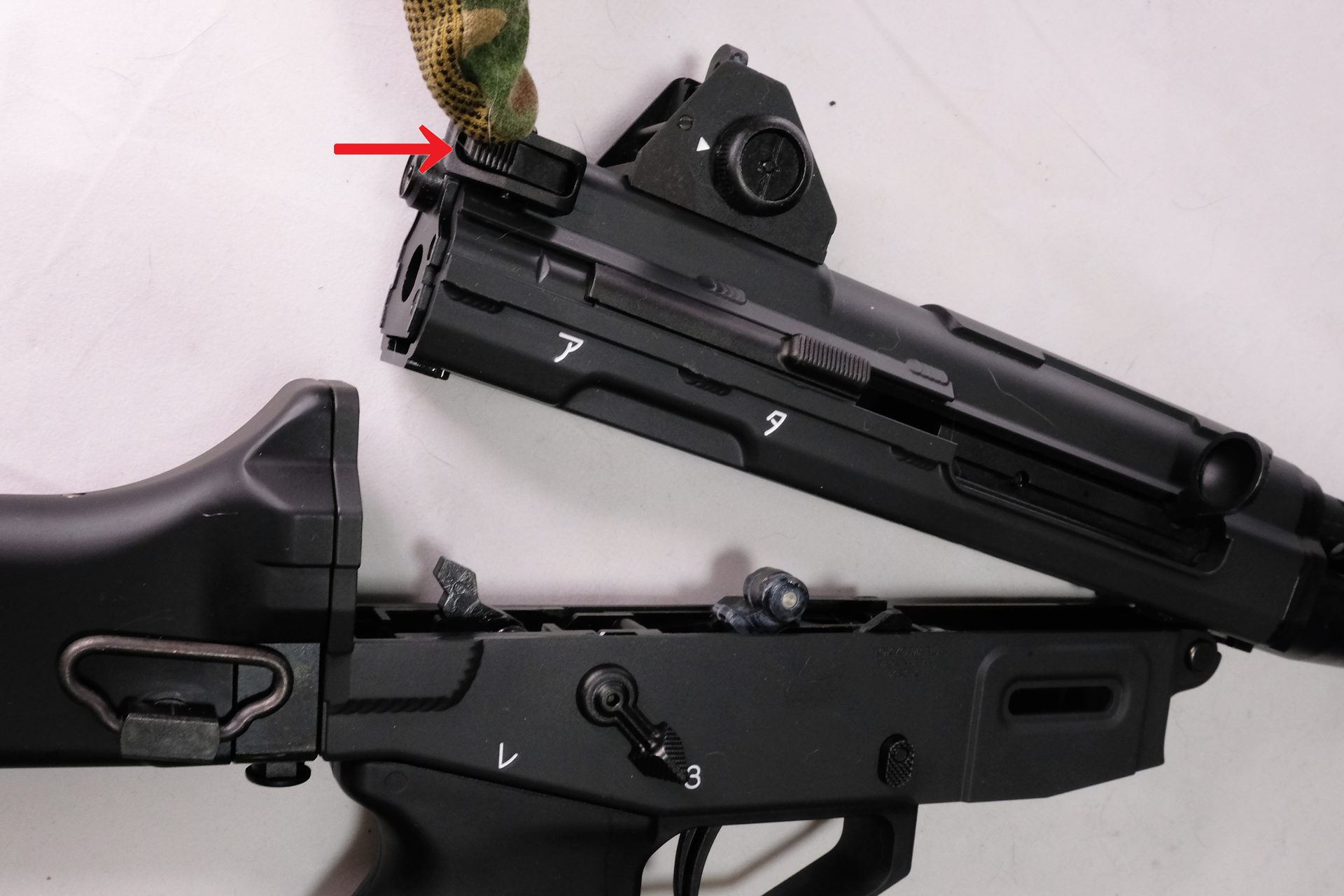 矢印のテイクダウンラッチを押しながらスライドさせると工具無しでテイクダウン可能