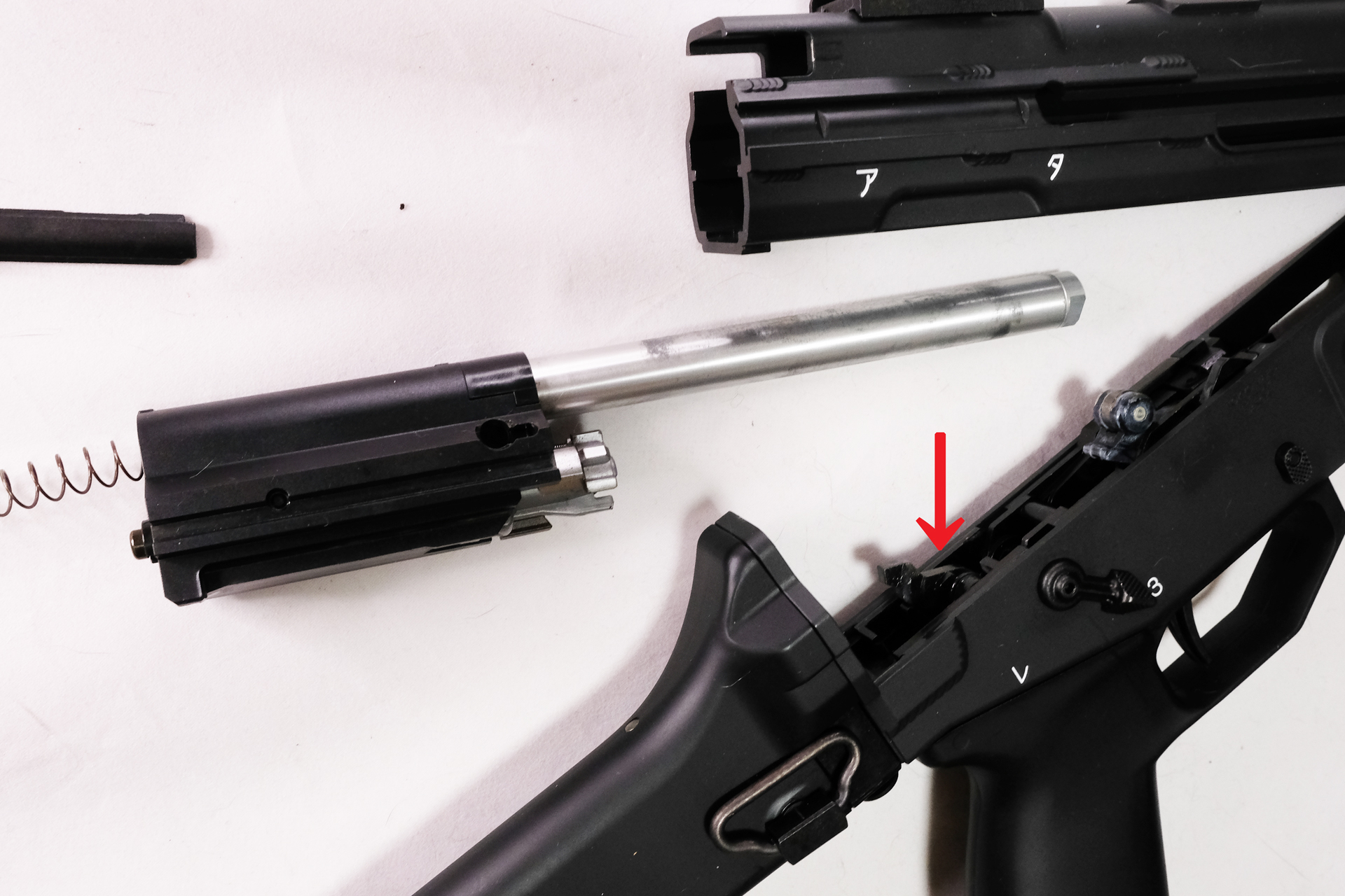 矢印のバーストメカは実銃同様取り外し可能