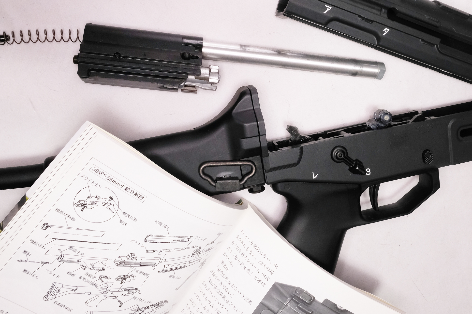 内部の個々のパーツは実銃そっくりだ