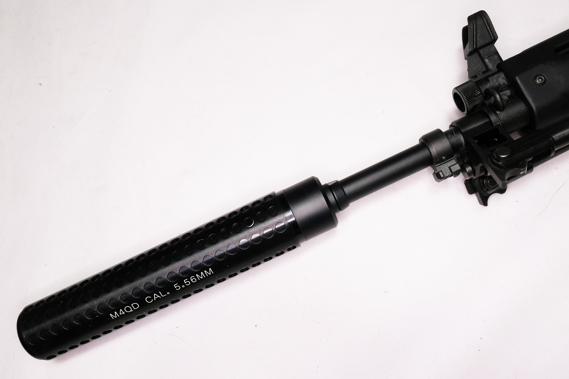 サプレッサーはBB弾がマズルに当たったりしない純正が安心。長いプロサイレンサーは減音効果が高い